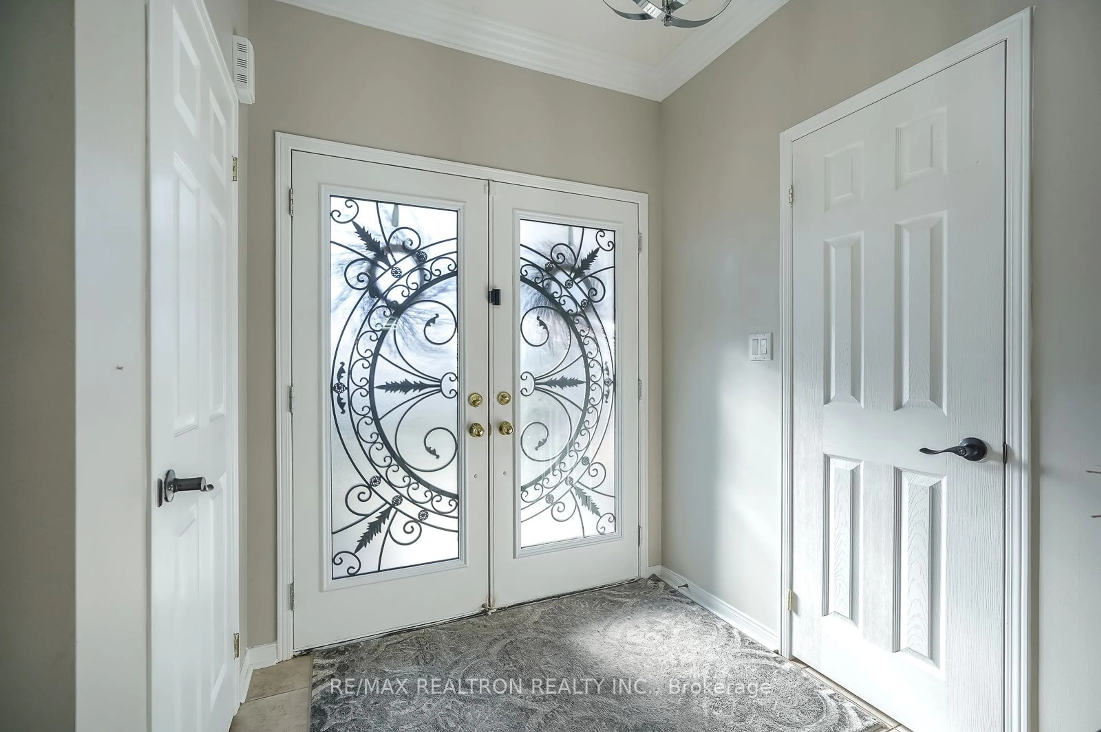 Indoor entryway, cement floor for 102 Commodore Dr, Brampton Ontario L6X 0T4