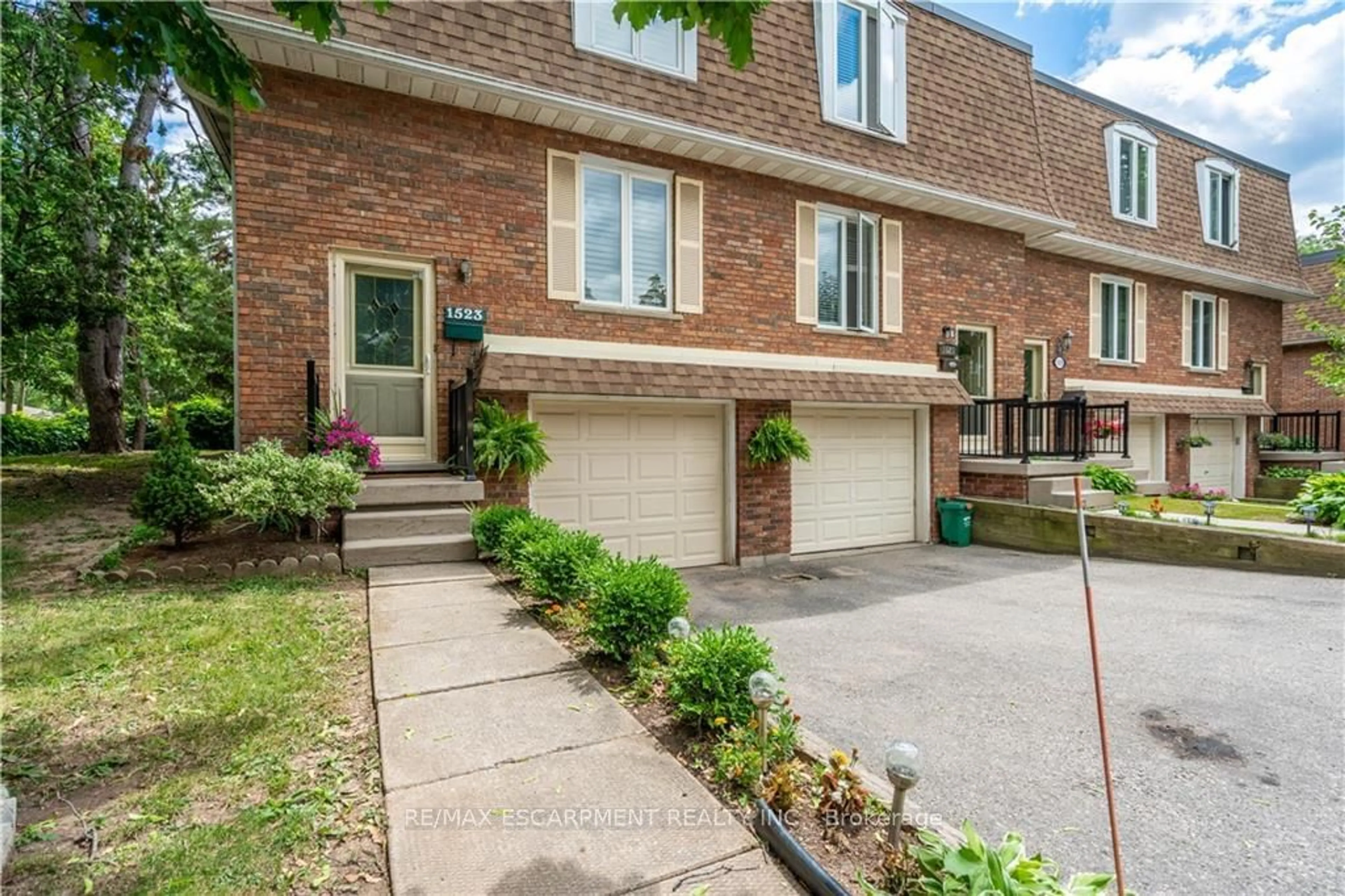 A pic from exterior of the house or condo, the street view for 1523 Westminster Pl, Burlington Ontario L7P 2B4