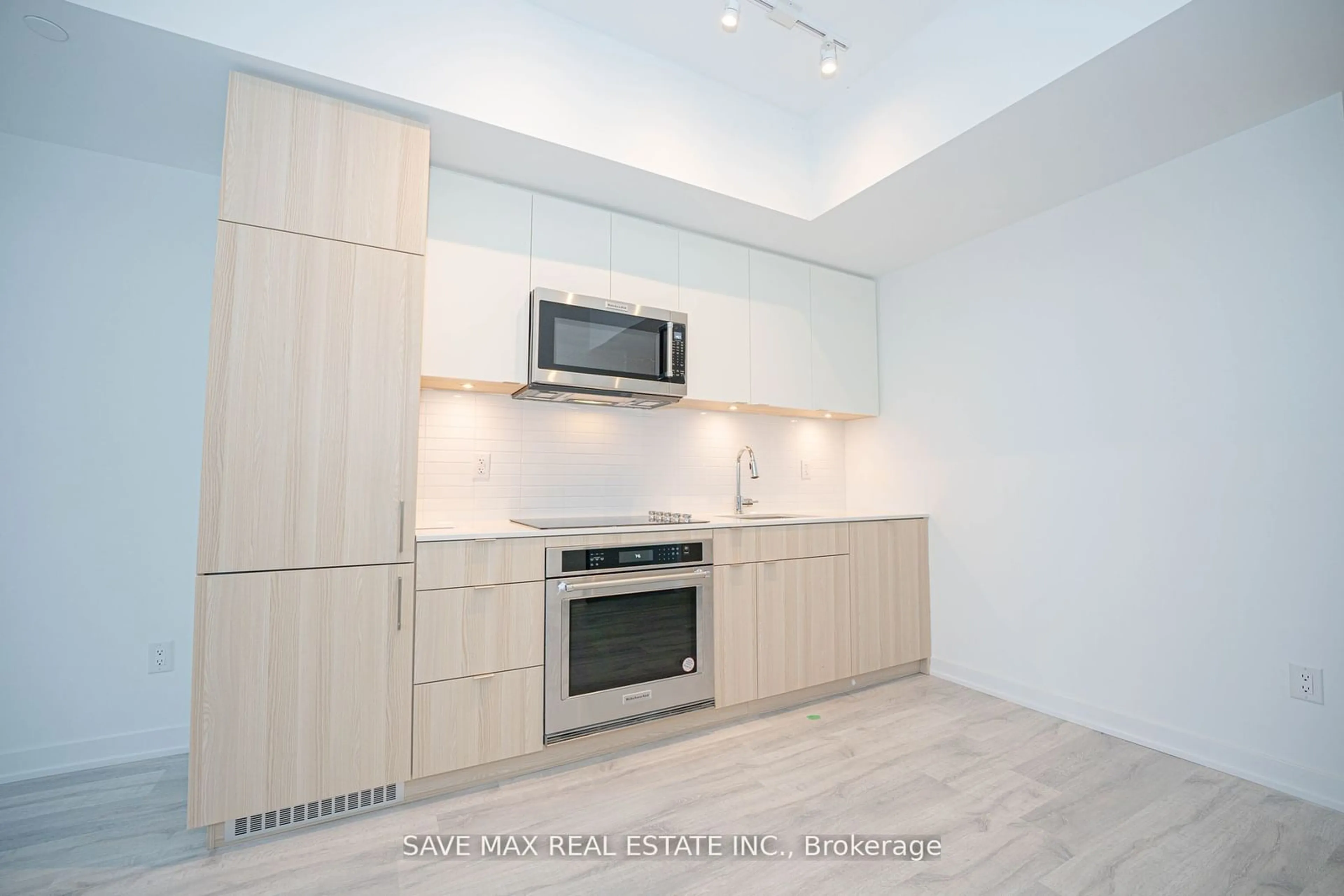 Standard kitchen, wood floors for 220 Missinnihe Way #TH108, Mississauga Ontario L5H 0A9