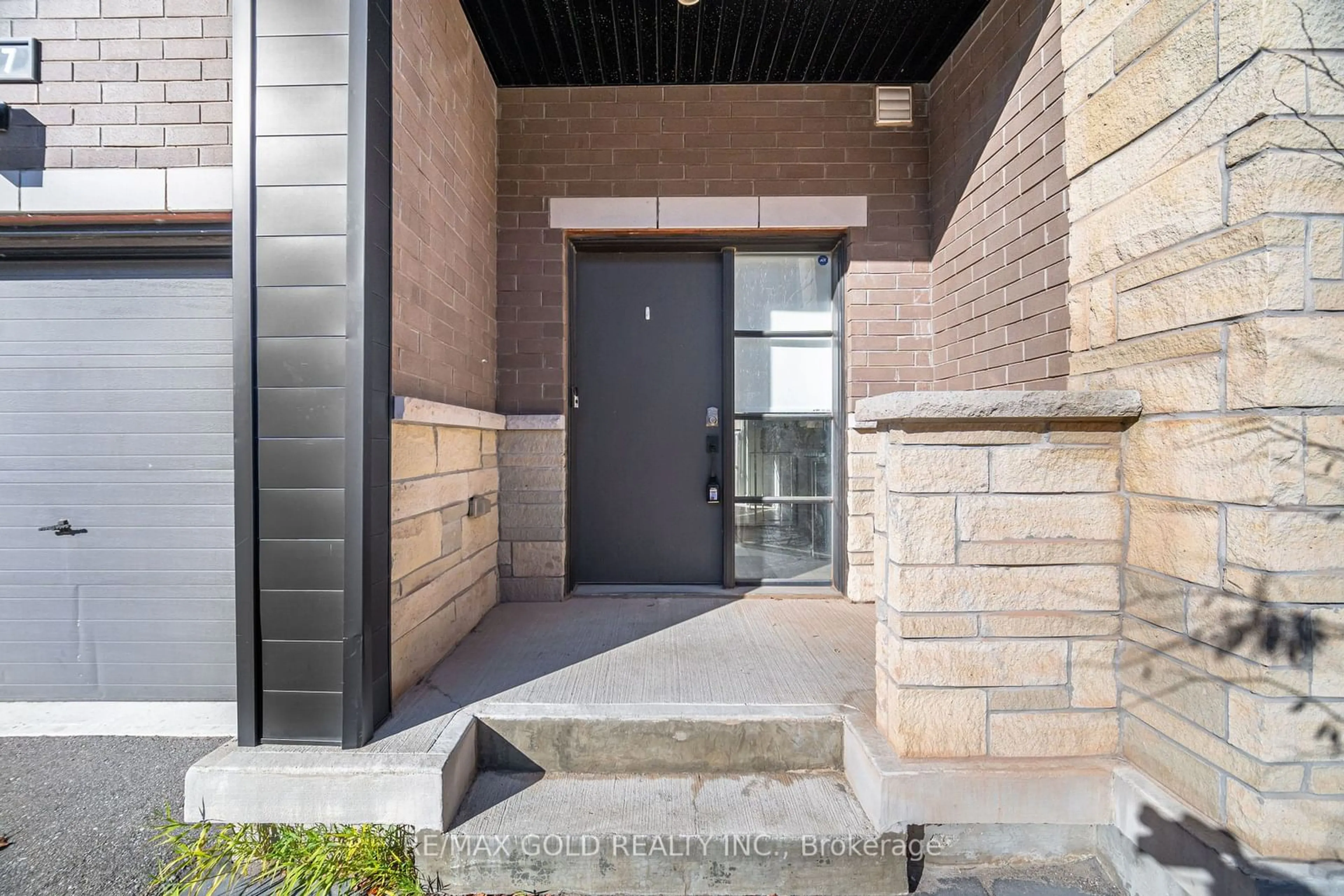 Indoor foyer, cement floor for 417 Athabasca Common, Oakville Ontario L6H 0R6