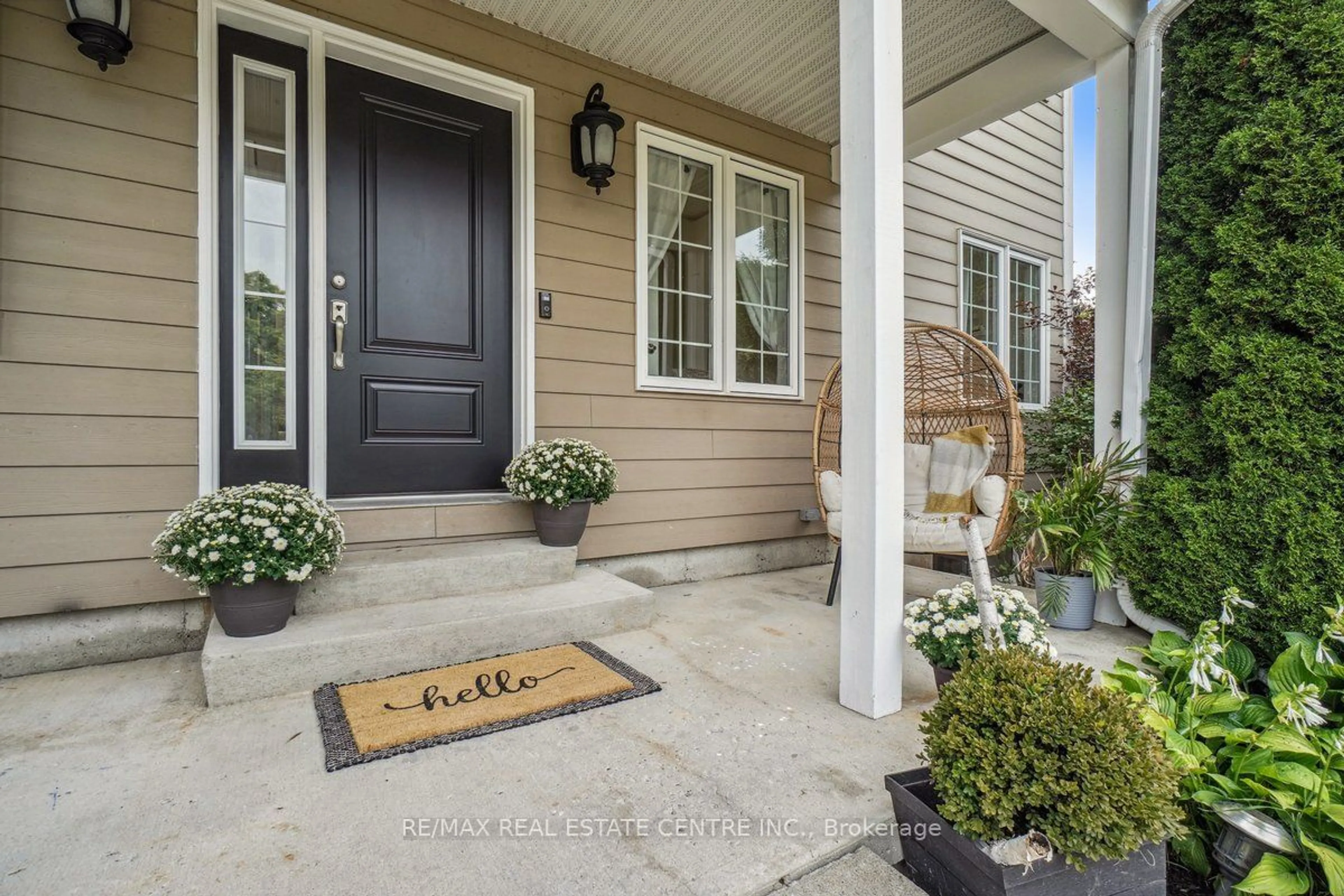 Indoor entryway, wood floors for 12431 DUBLIN Line, Halton Hills Ontario L7J 2M1