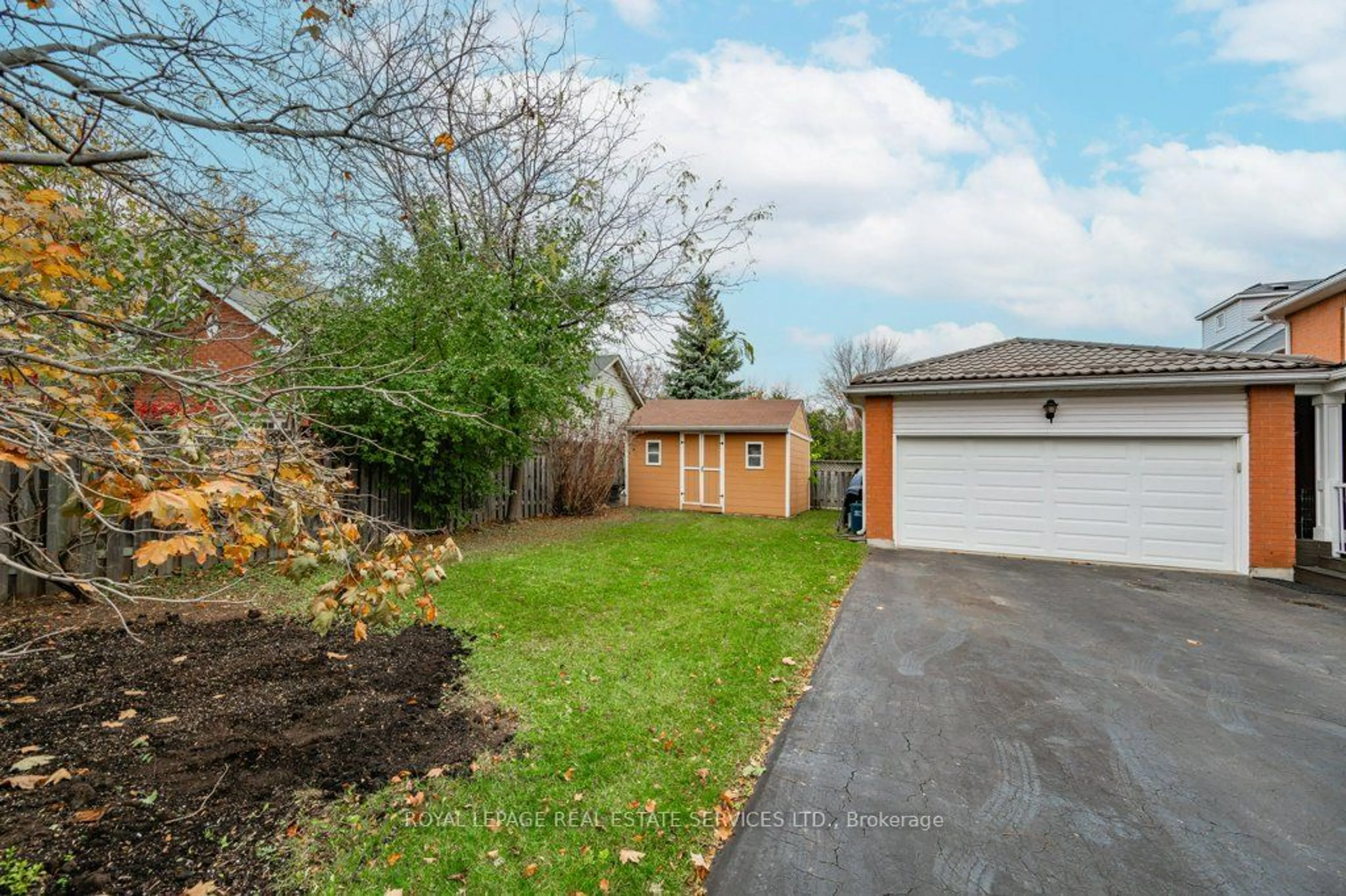 Frontside or backside of a home, the fenced backyard for 265 River Glen Blvd, Oakville Ontario L6H 5Y1