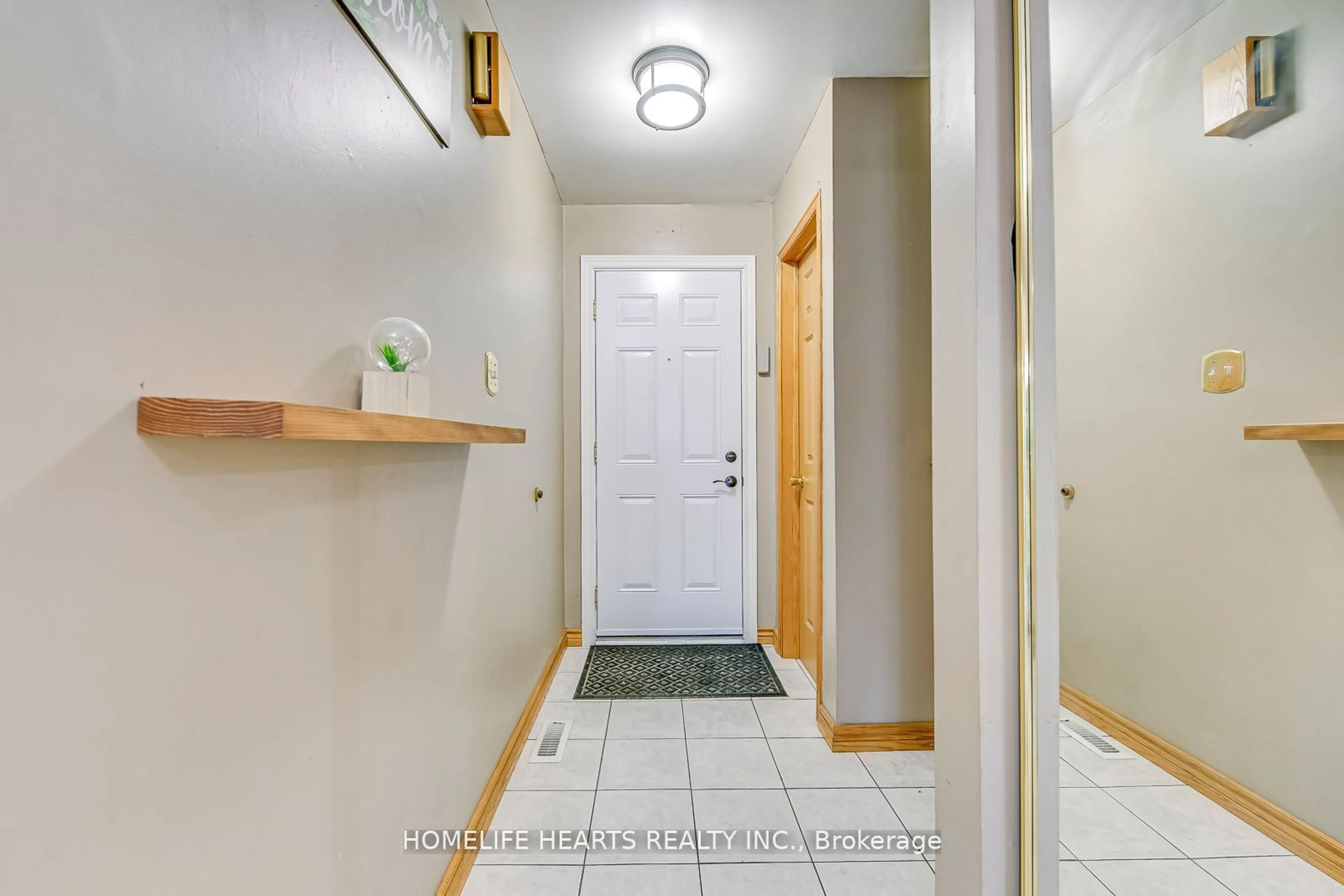 Indoor entryway, wood floors for 42 Sandringham Crt, Brampton Ontario L6T 3Z3