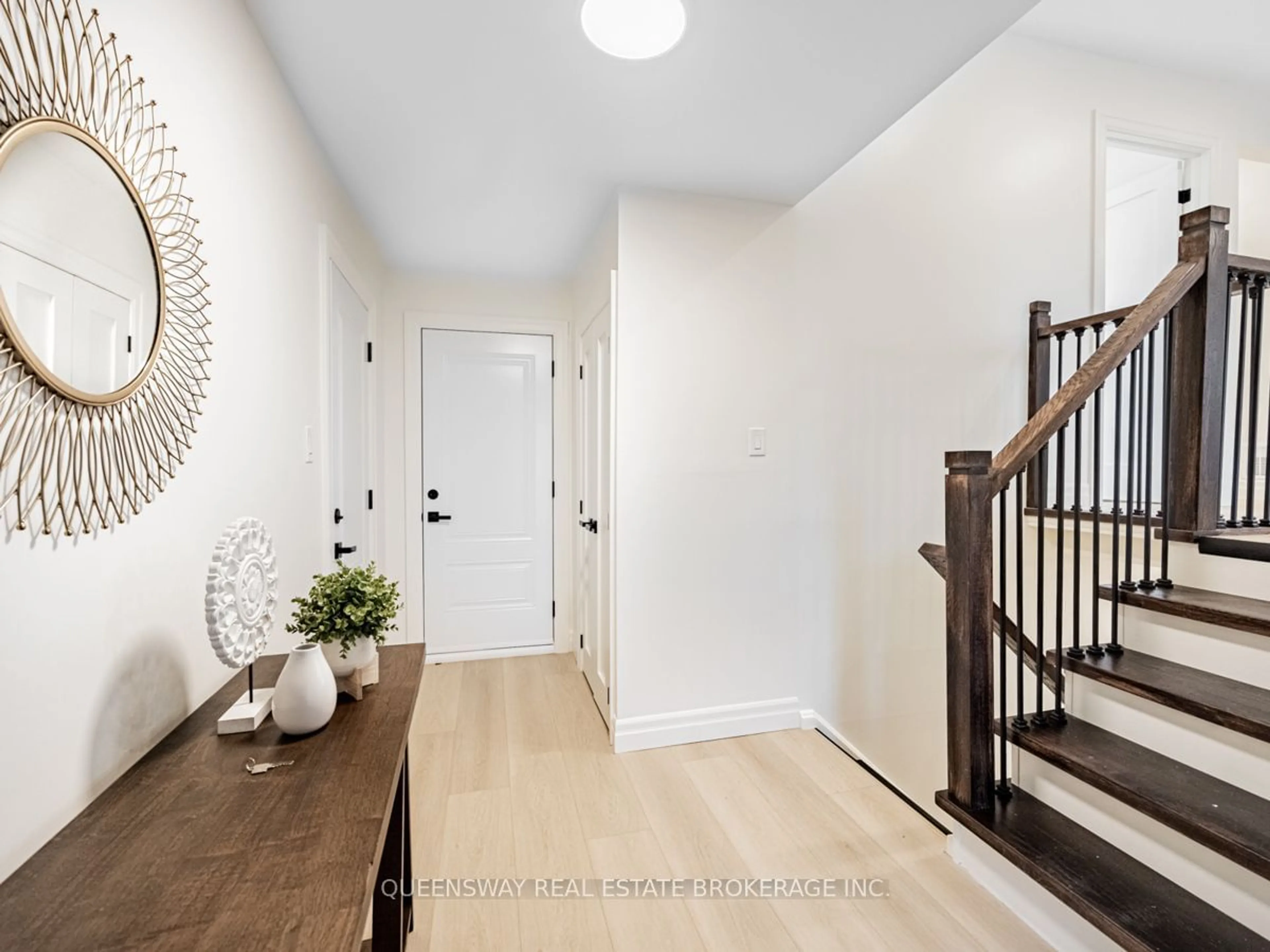 Indoor entryway, wood floors for 2223 Urwin Cres, Oakville Ontario L6L 2T3