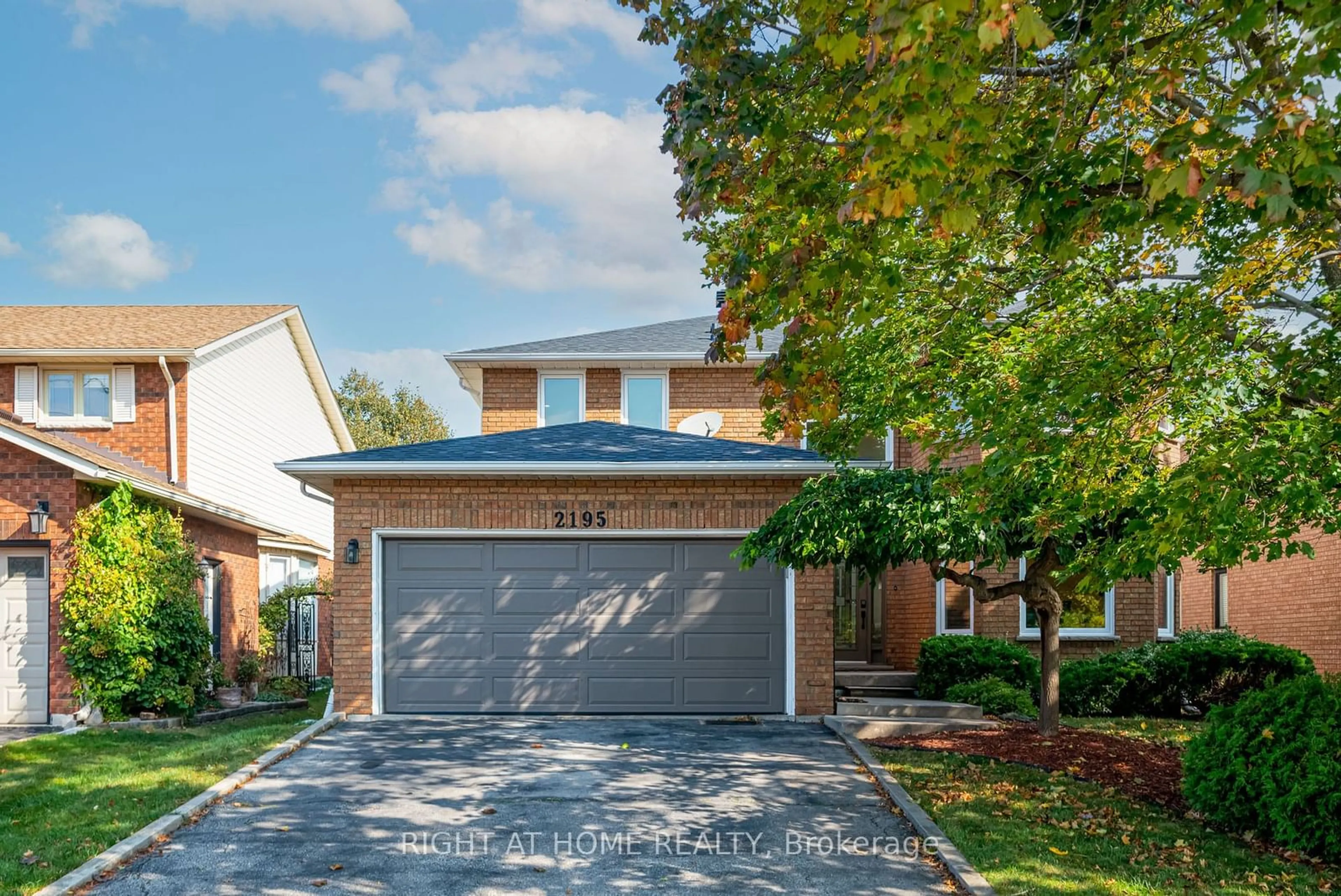 Home with brick exterior material for 2195 Headon Rd, Burlington Ontario L7M 3W7