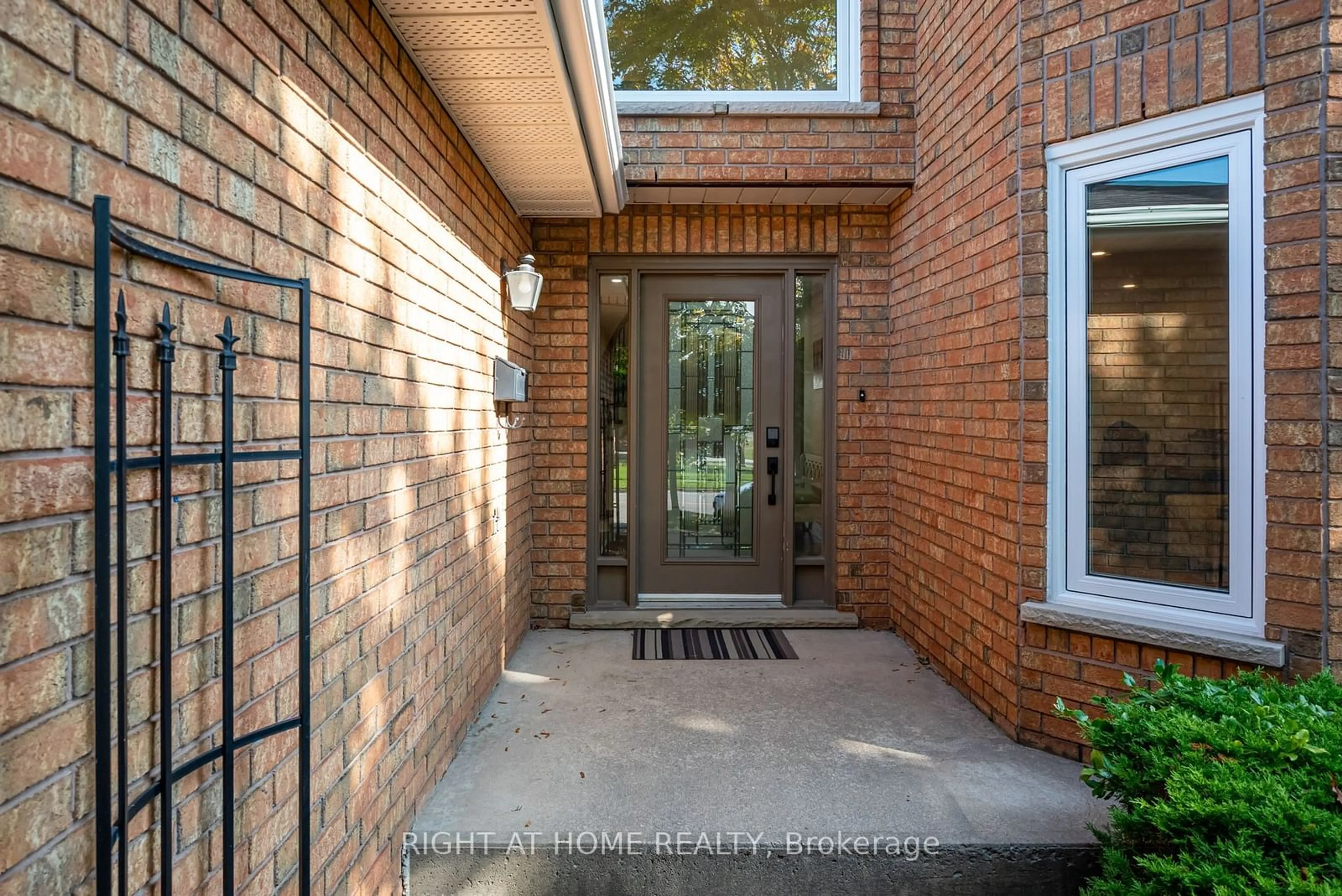 Home with brick exterior material for 2195 Headon Rd, Burlington Ontario L7M 3W7