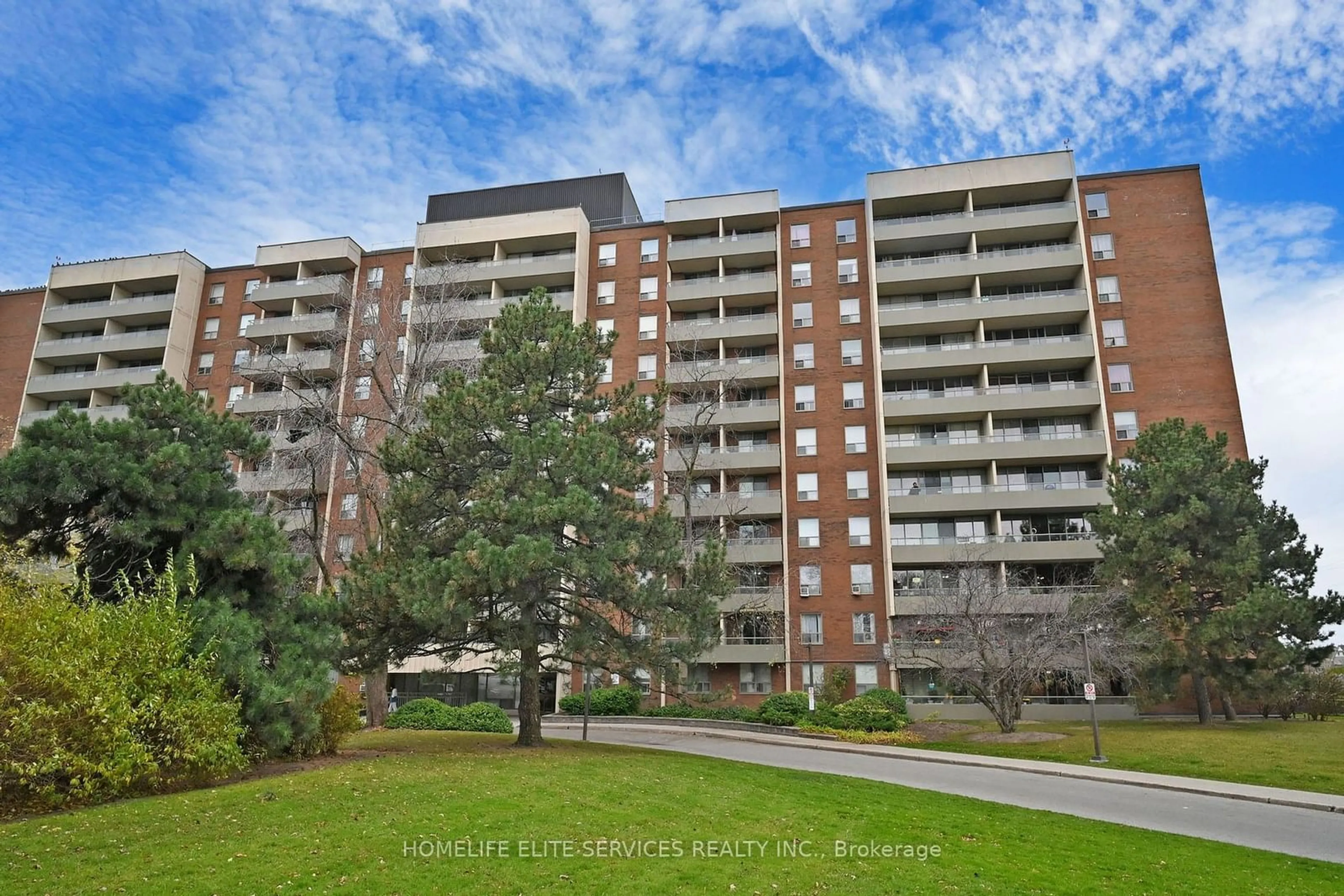 A pic from exterior of the house or condo, the front or back of building for 9 Four Winds Dr #913, Toronto Ontario M3J 2S8