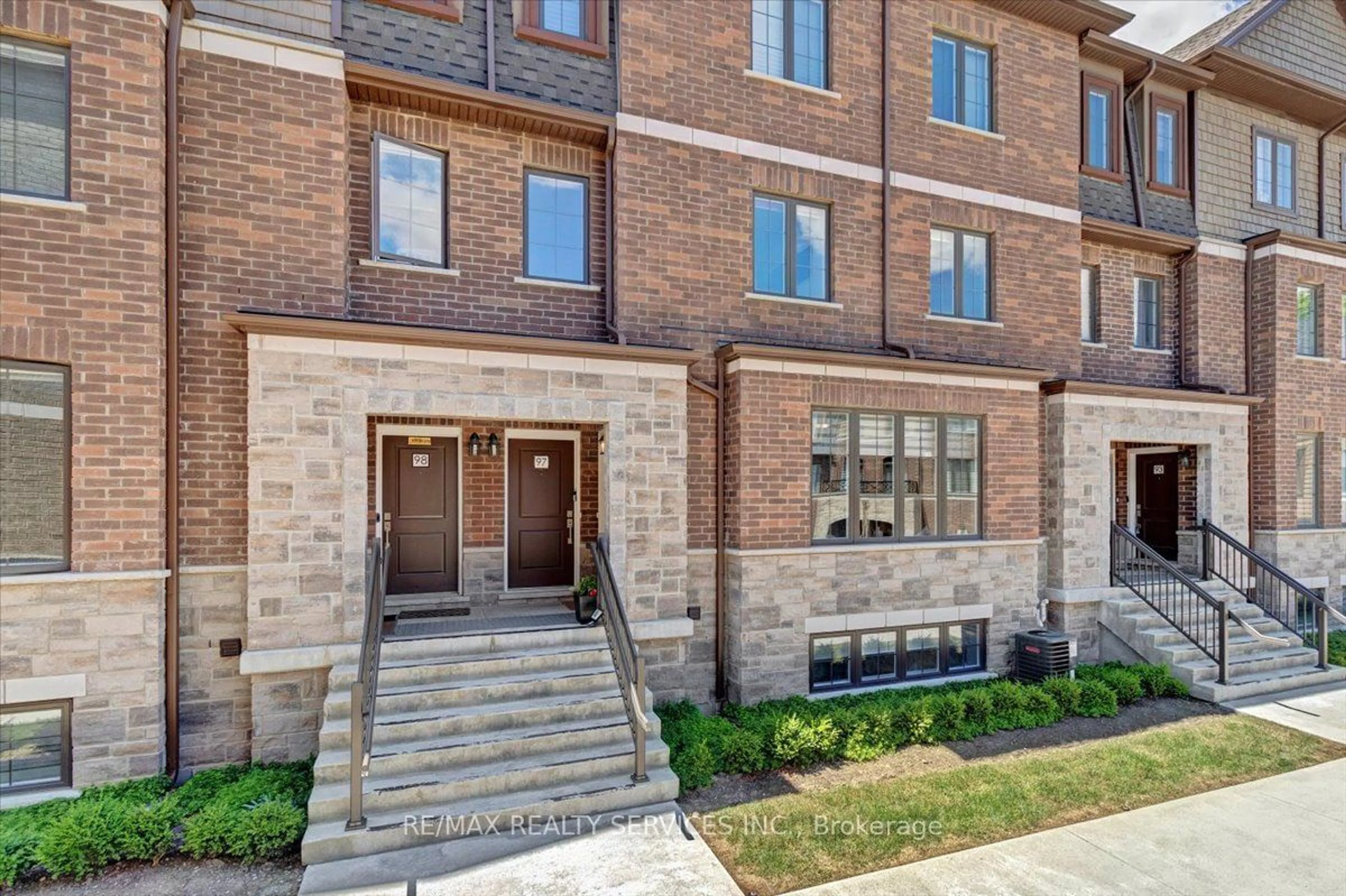 A pic from exterior of the house or condo, the front or back of building for 445 Ontario St #96, Milton Ontario L9T 9K4