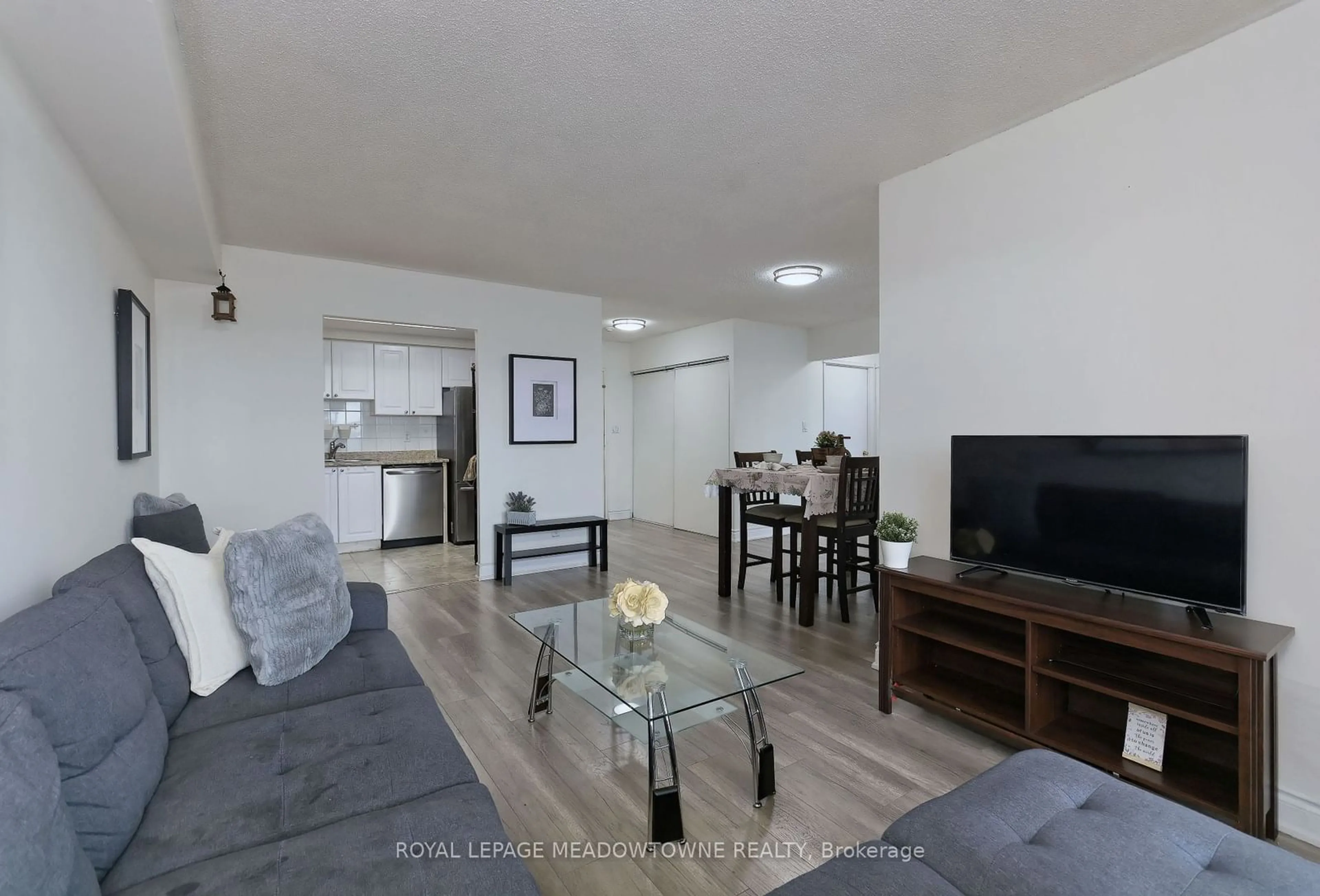 Living room for 135 Hillcrest Ave #1013, Mississauga Ontario L5B 4B1