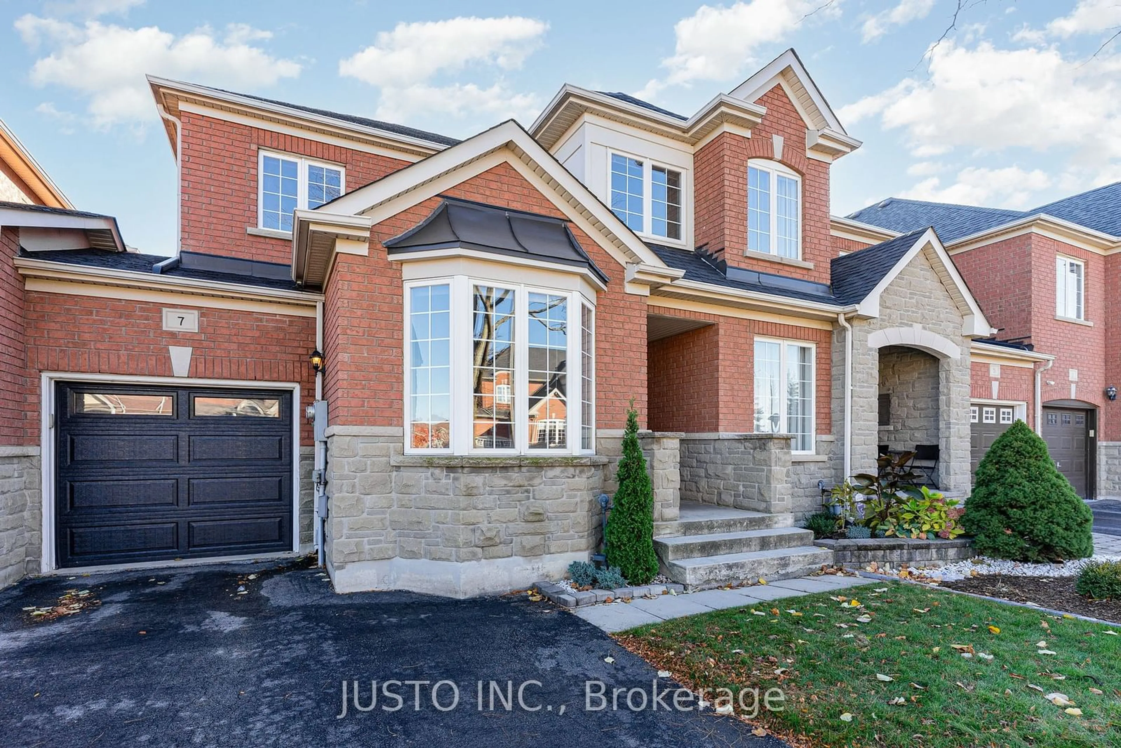 Home with brick exterior material for 7 Millhouse Mews, Brampton Ontario L6Y 5J2