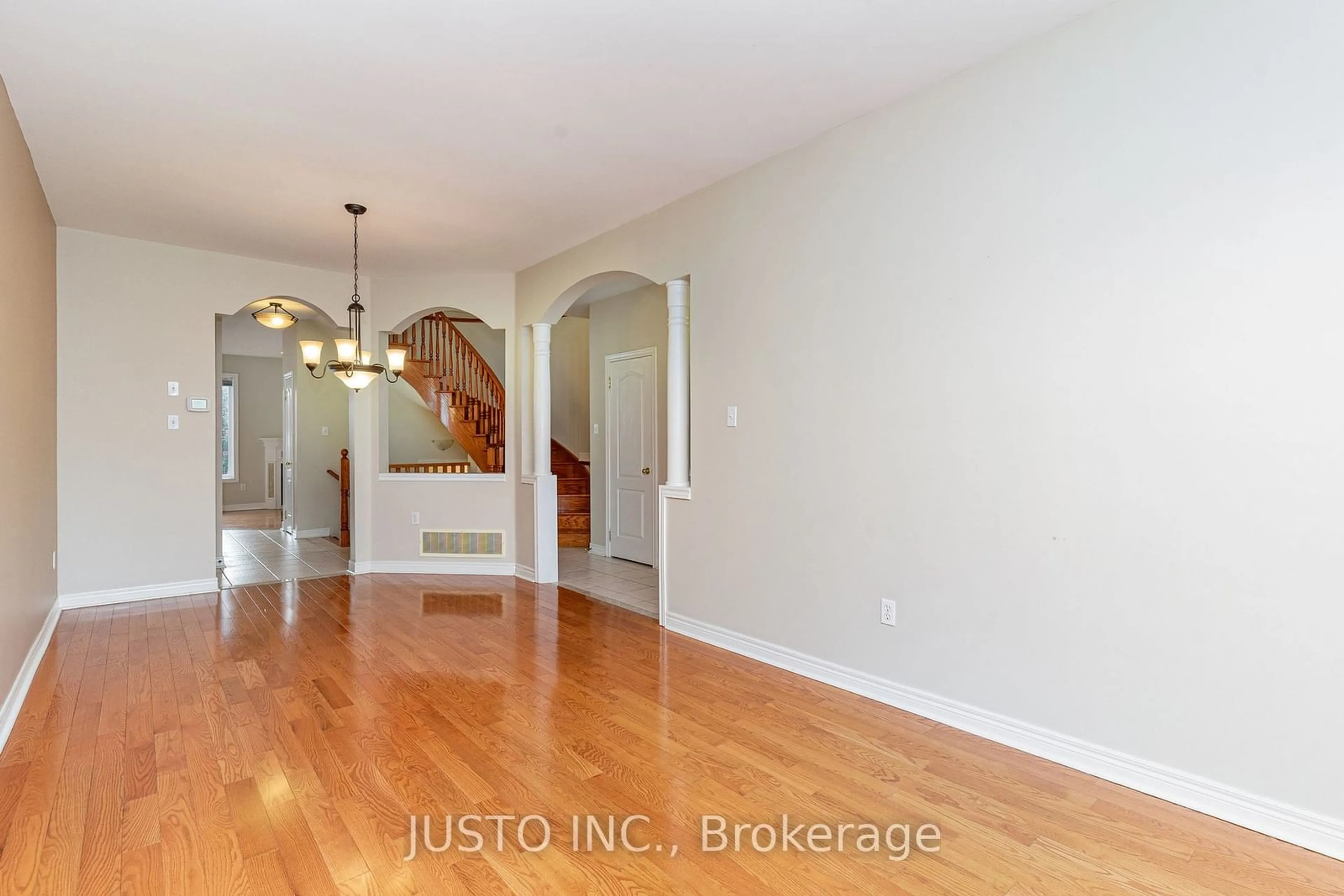 Indoor entryway, wood floors for 7 Millhouse Mews, Brampton Ontario L6Y 5J2