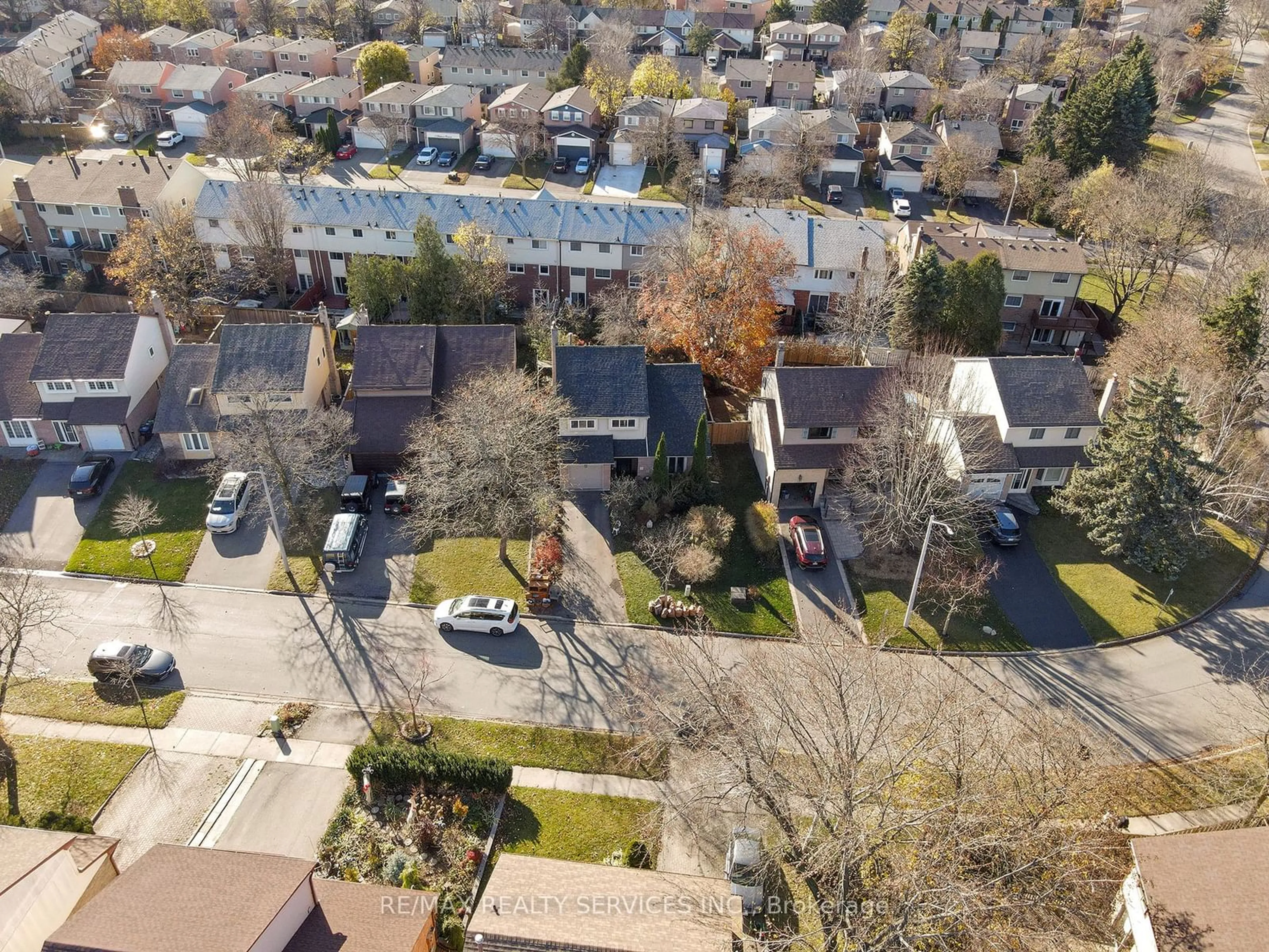 A pic from exterior of the house or condo, the street view for 107 Royal Palm Dr, Brampton Ontario L6Z 1P4