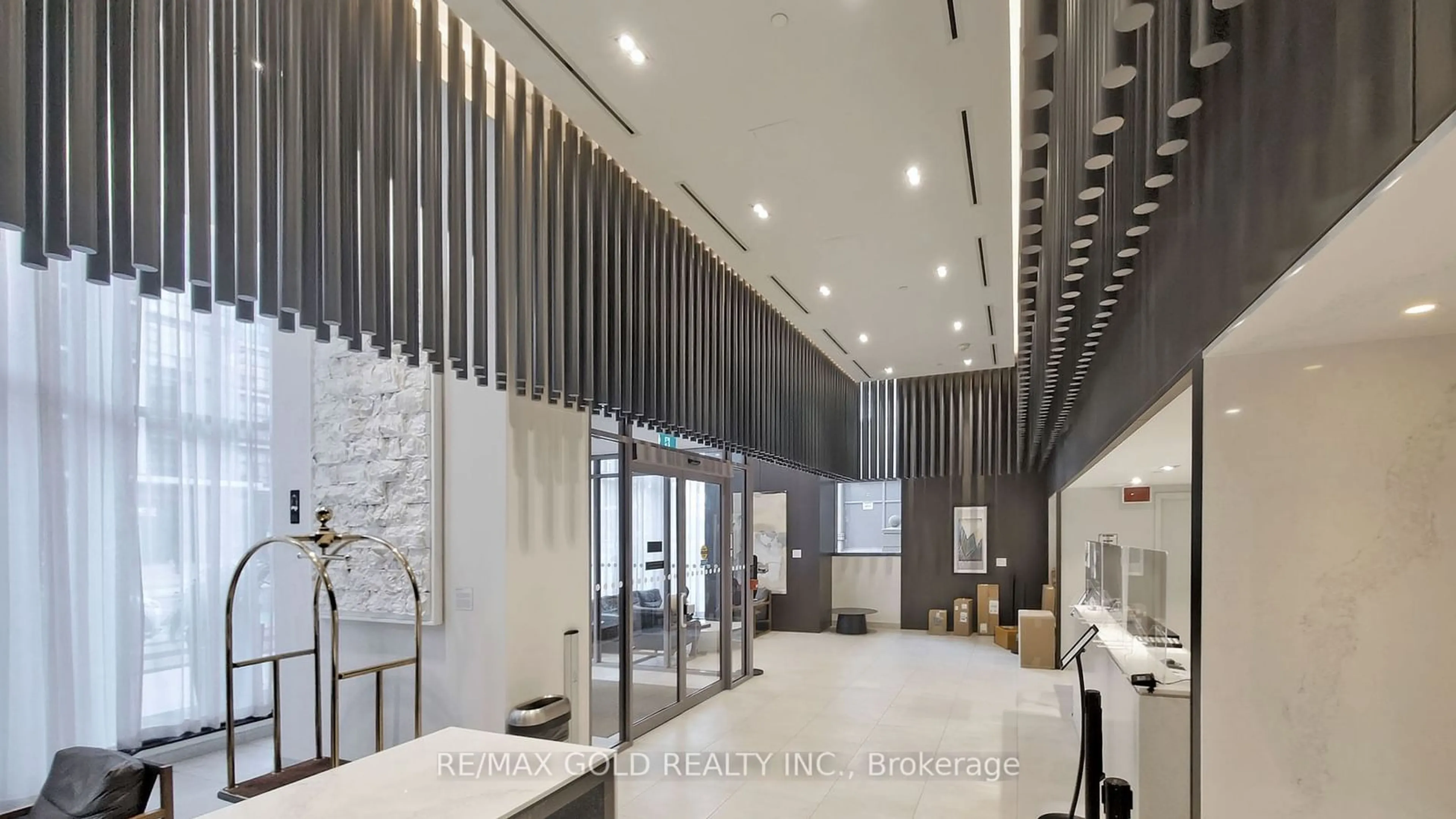 Indoor lobby, ceramic floors for 4065 Confederation Pkwy #3702, Mississauga Ontario L5B 0L4