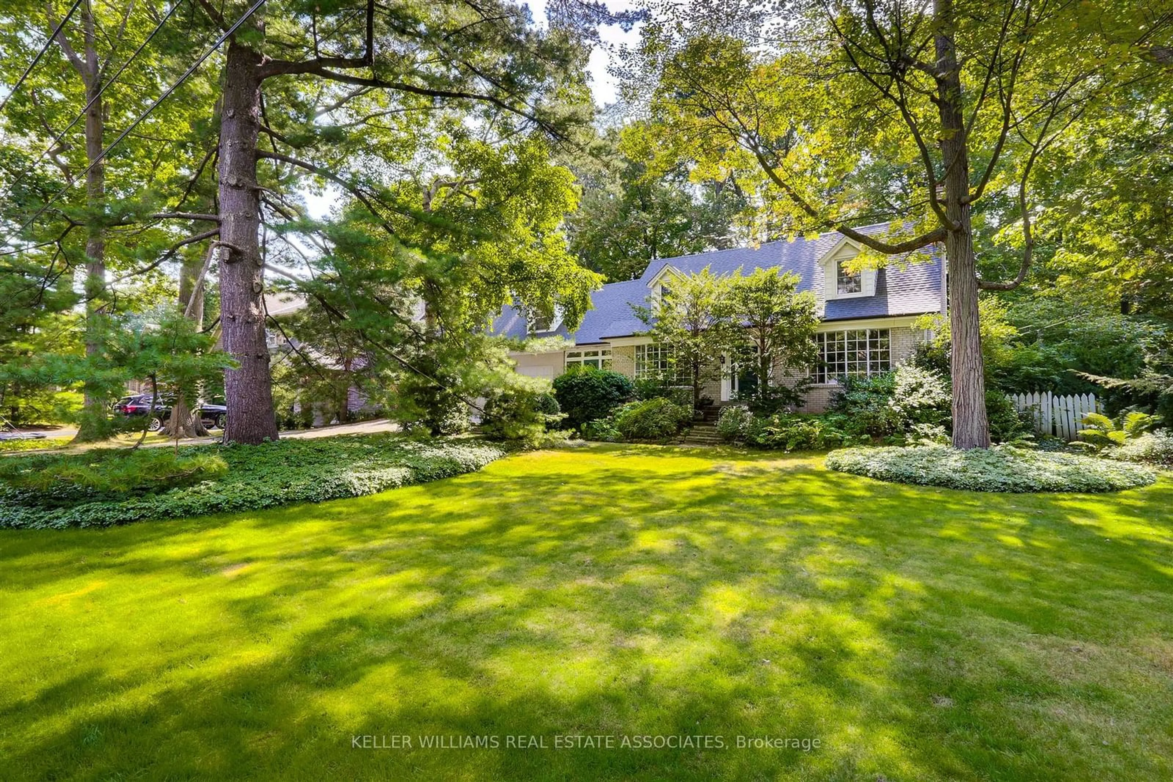 Frontside or backside of a home, the fenced backyard for 1374 Glenburnie Rd, Mississauga Ontario L5G 3C8