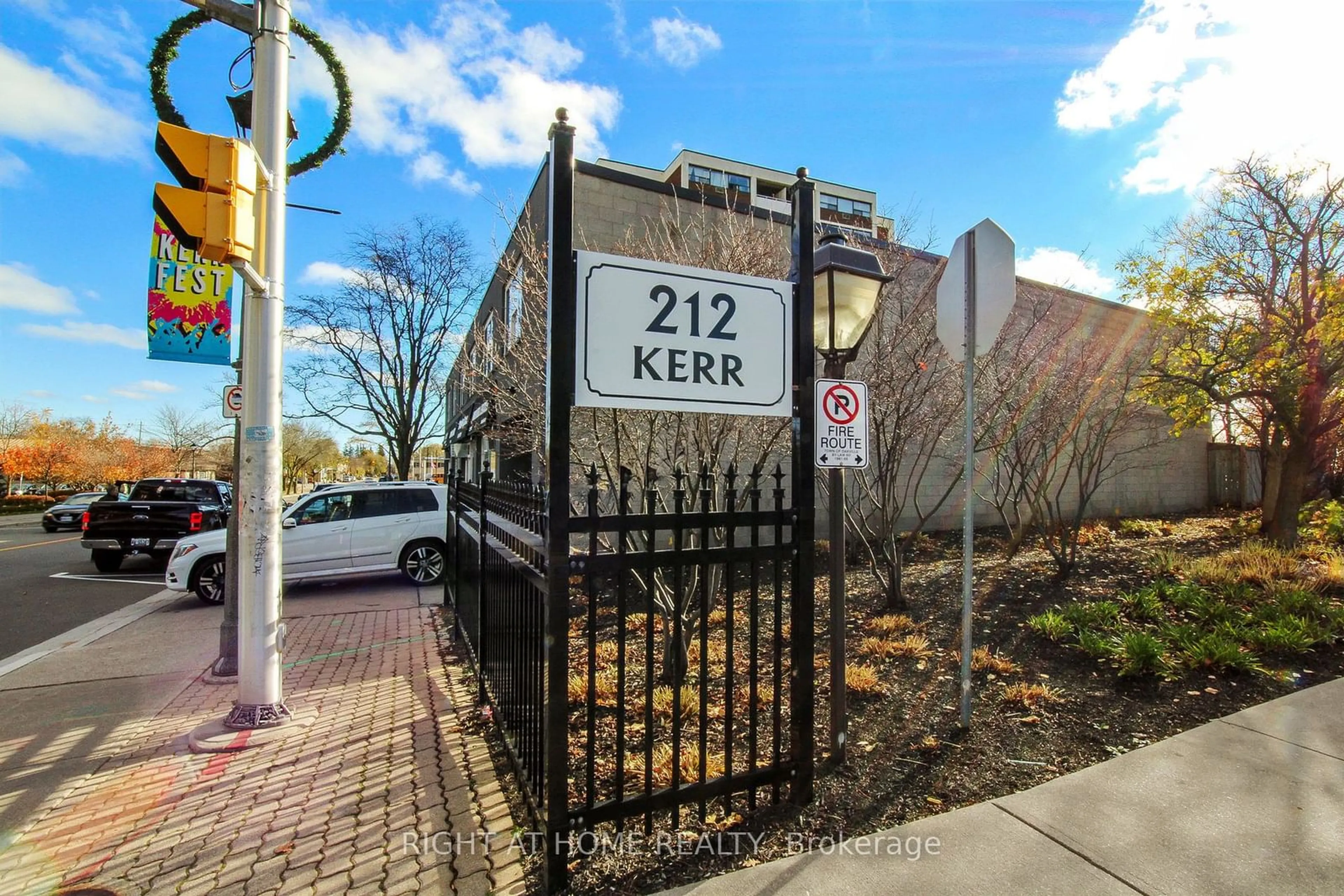 A pic from exterior of the house or condo, the street view for 212 Kerr St #306, Oakville Ontario L6K 3B1