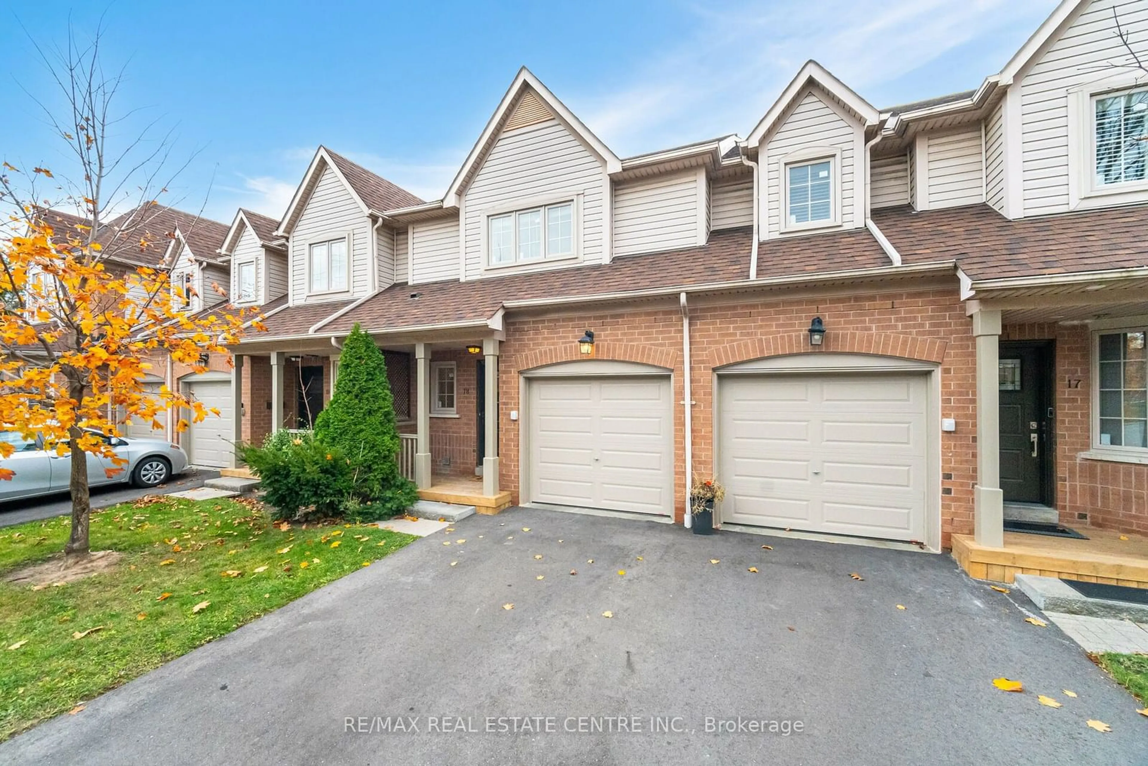 A pic from exterior of the house or condo, cottage for 5223 Fairford Cres #18, Mississauga Ontario L5V 2M6