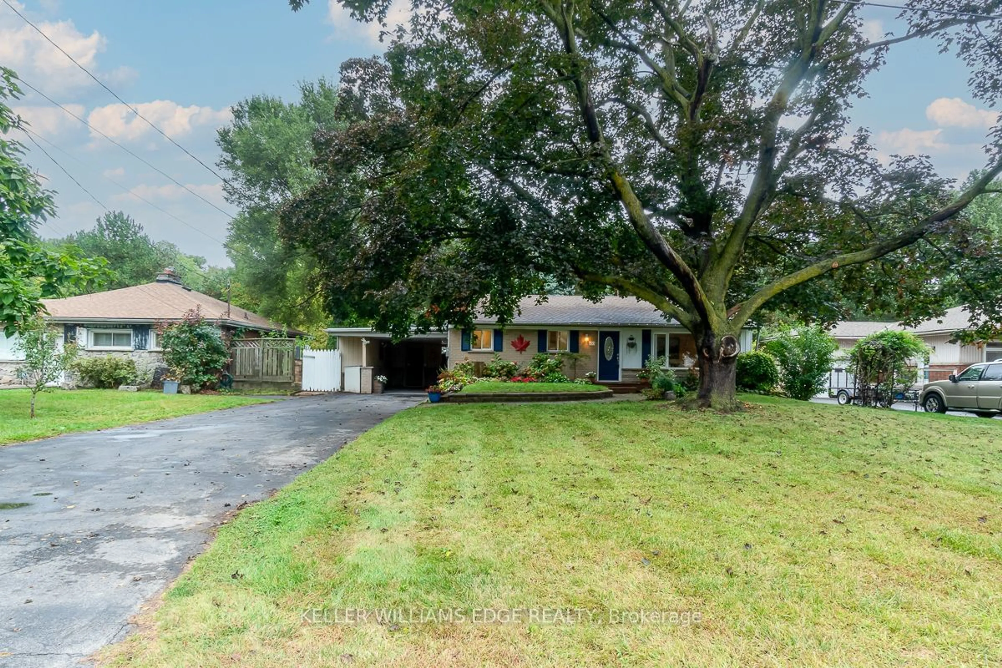 Frontside or backside of a home, the street view for 955 Cloverleaf Dr, Burlington Ontario L7T 3Y8