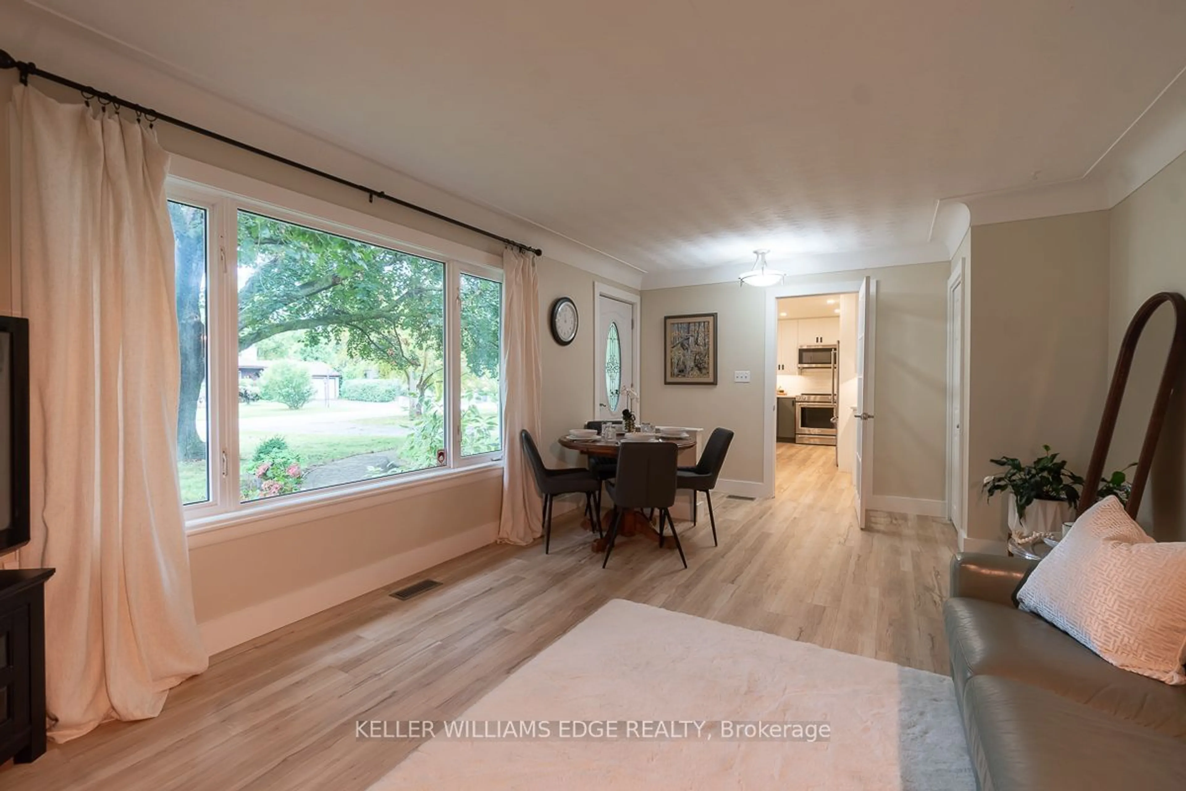 Dining room, wood floors, cottage for 955 Cloverleaf Dr, Burlington Ontario L7T 3Y8