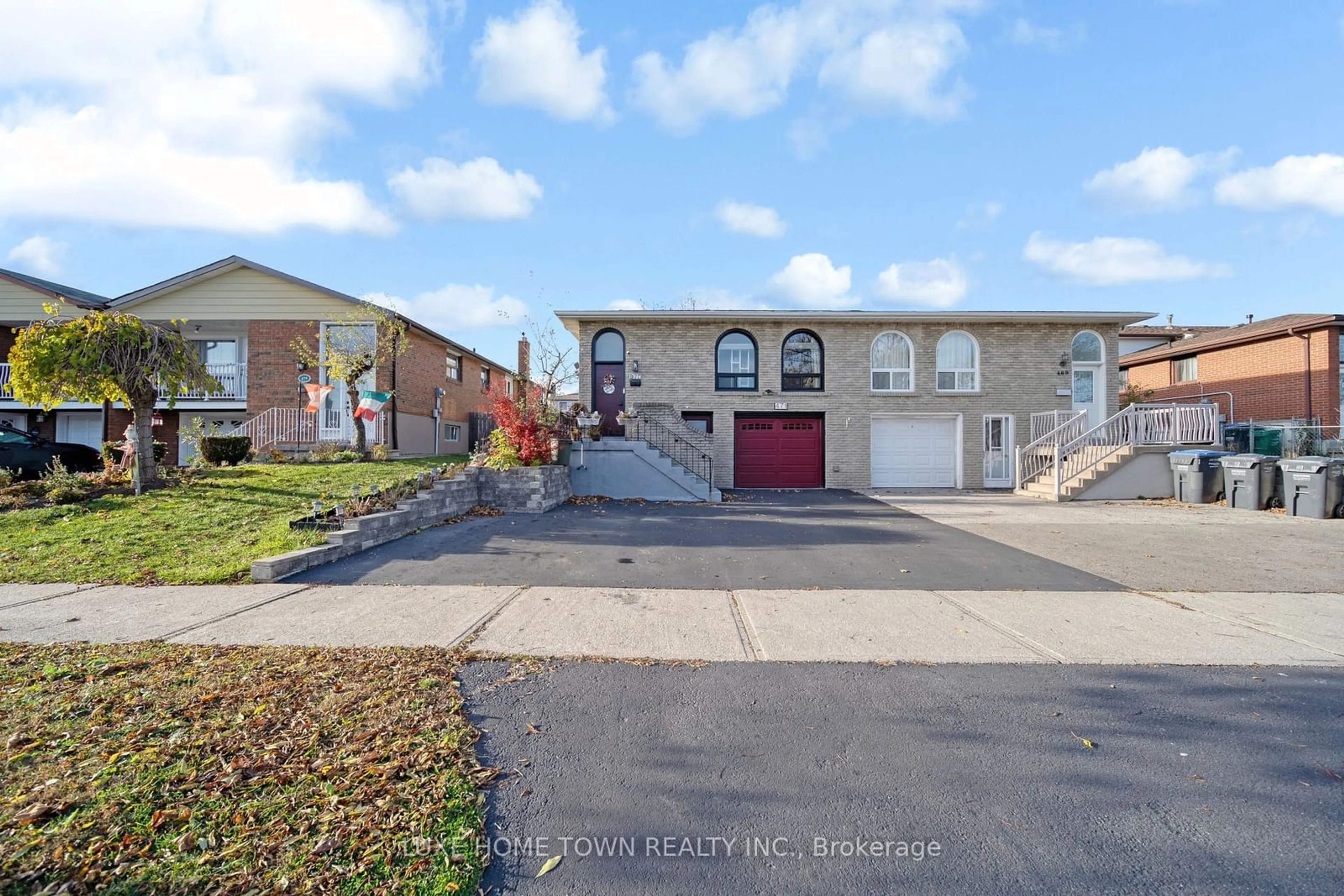 A pic from exterior of the house or condo, the street view for 471 Appledore Cres, Mississauga Ontario L5B 2L5