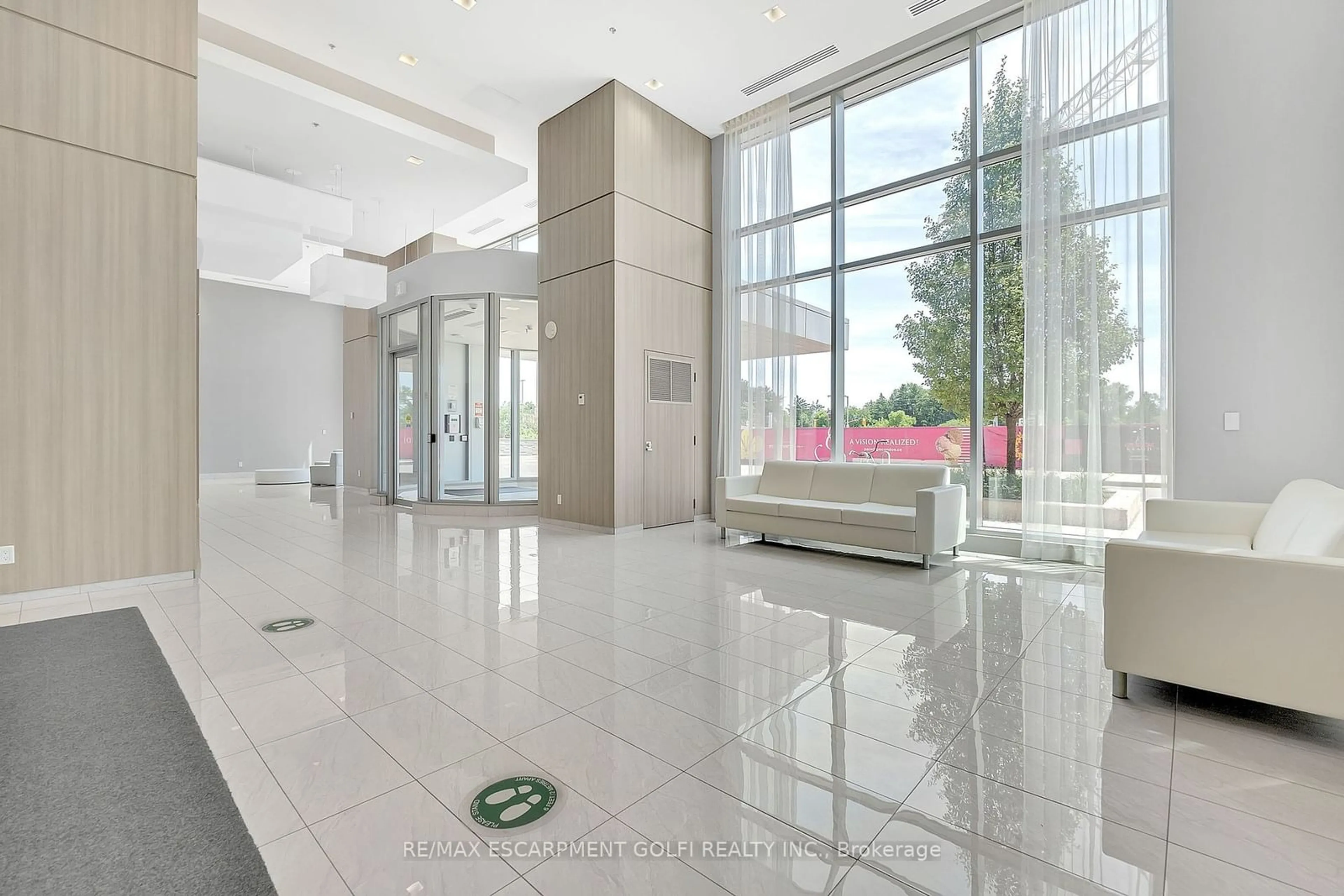 Indoor lobby, ceramic floors for 2093 Fairview St #408, Burlington Ontario L7R 0B4