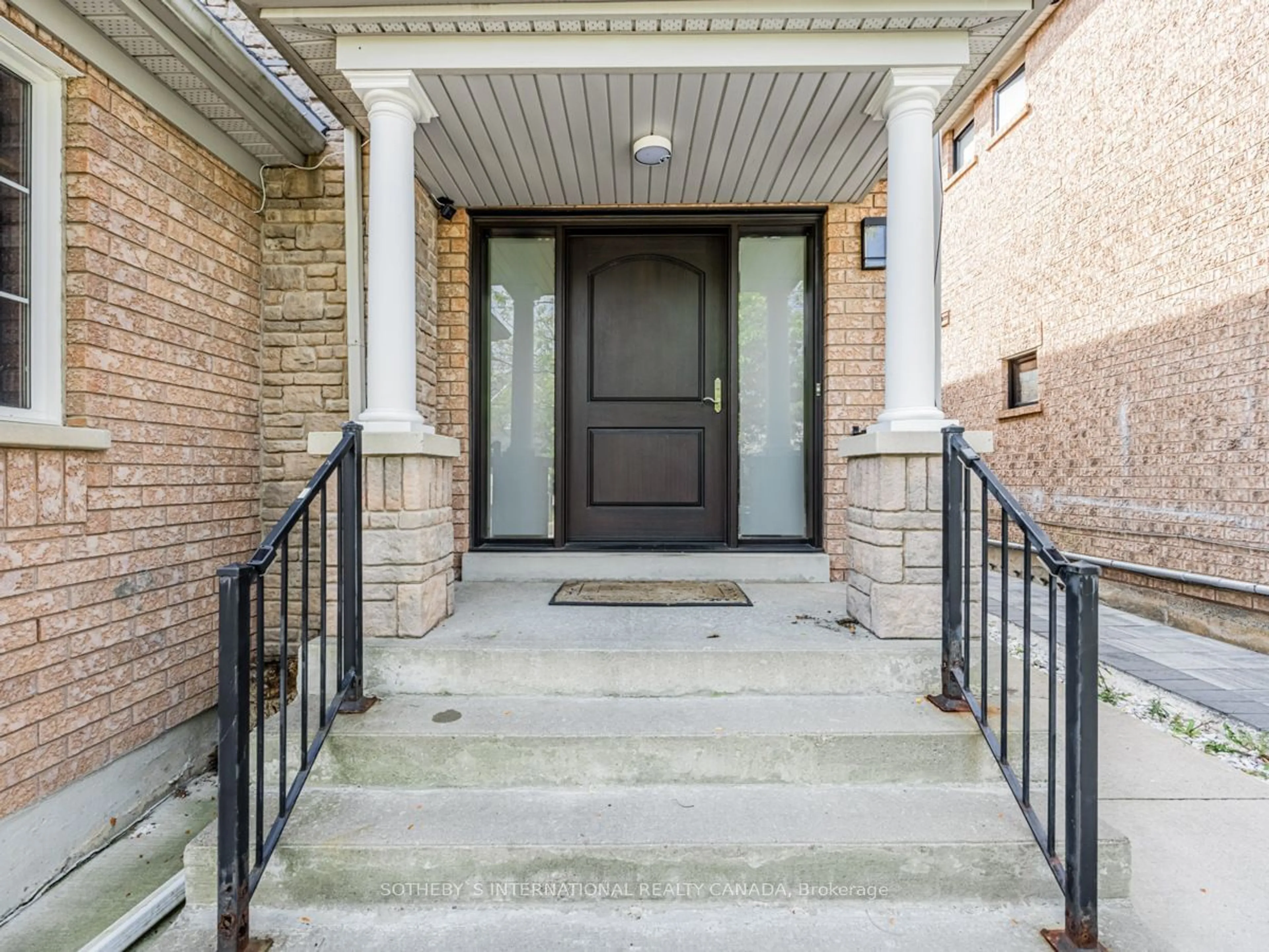 Indoor entryway, wood floors for 5930 Bassinger Pl, Mississauga Ontario L5M 6K5