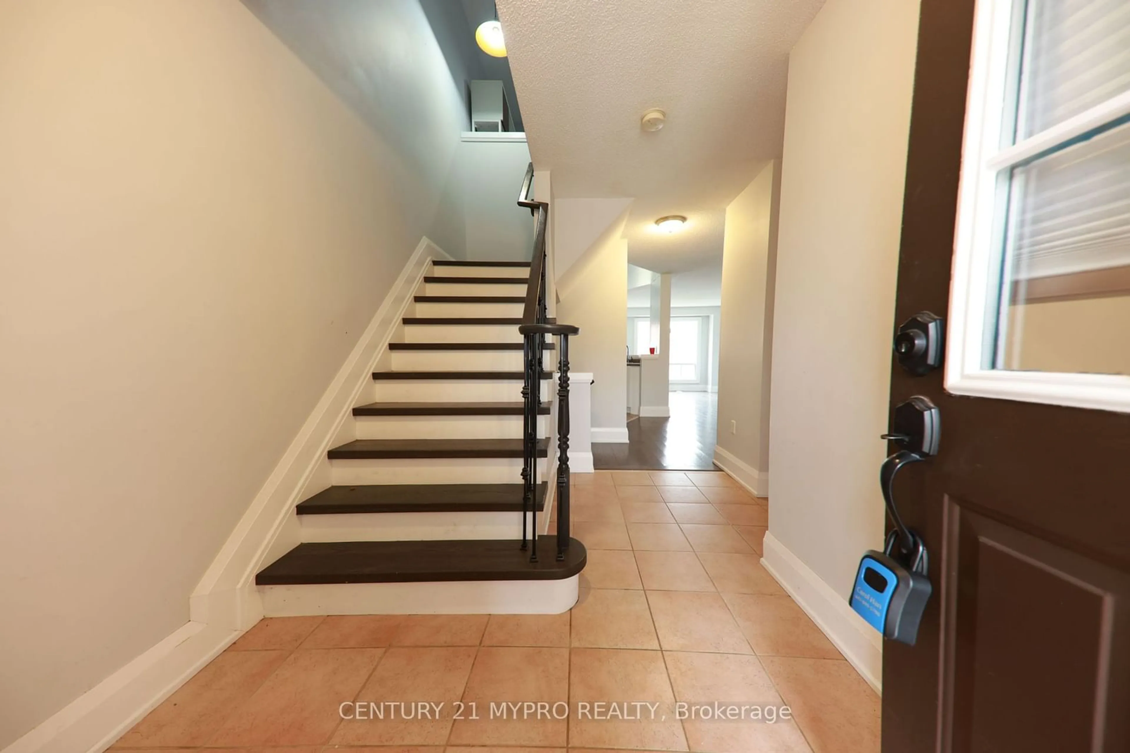 Indoor foyer, wood floors for 3385 Wild Cherry Lane, Mississauga Ontario L5N 7N7