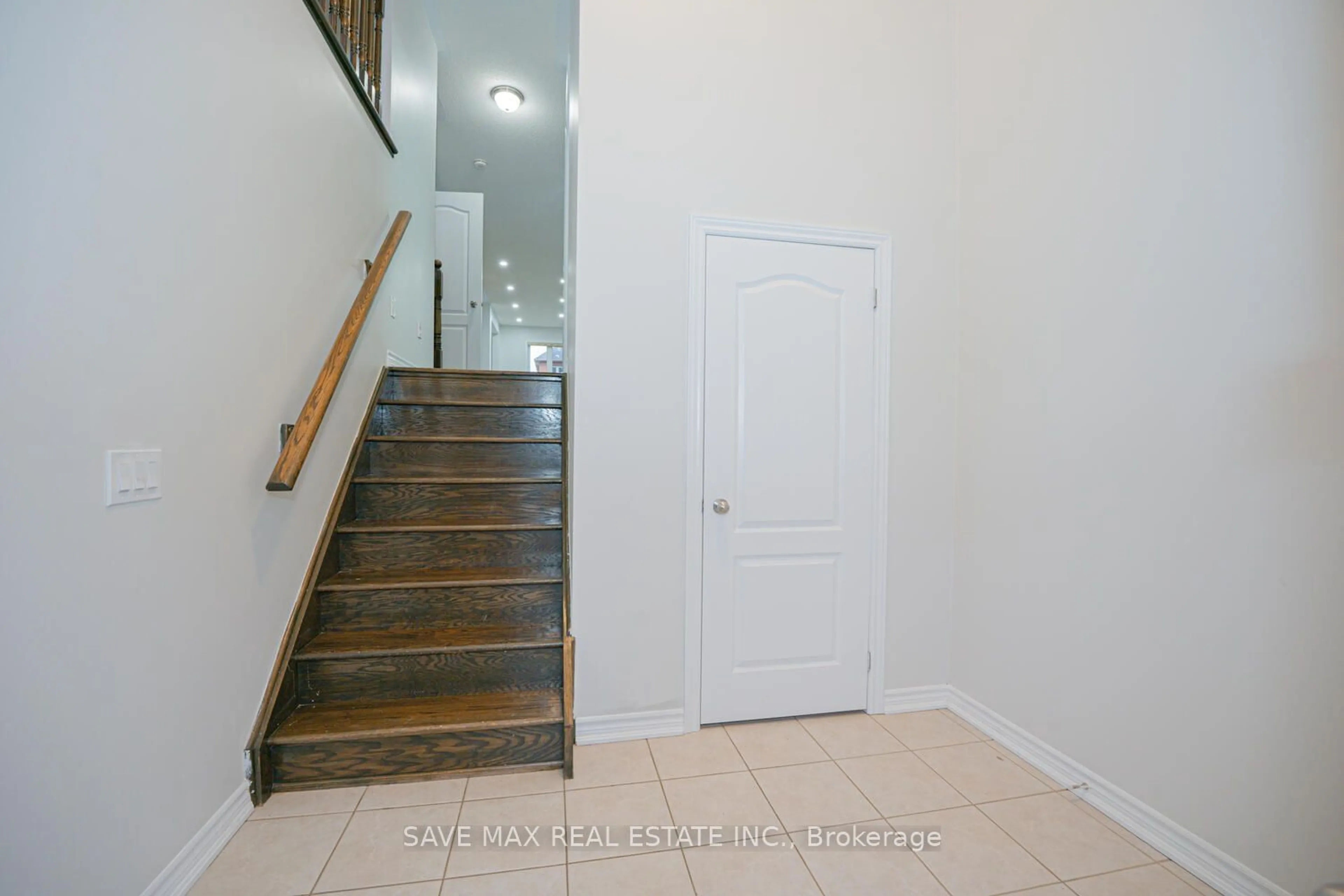 Indoor foyer, not visible floor for 12 Losino St, Caledon Ontario L7C 3N4