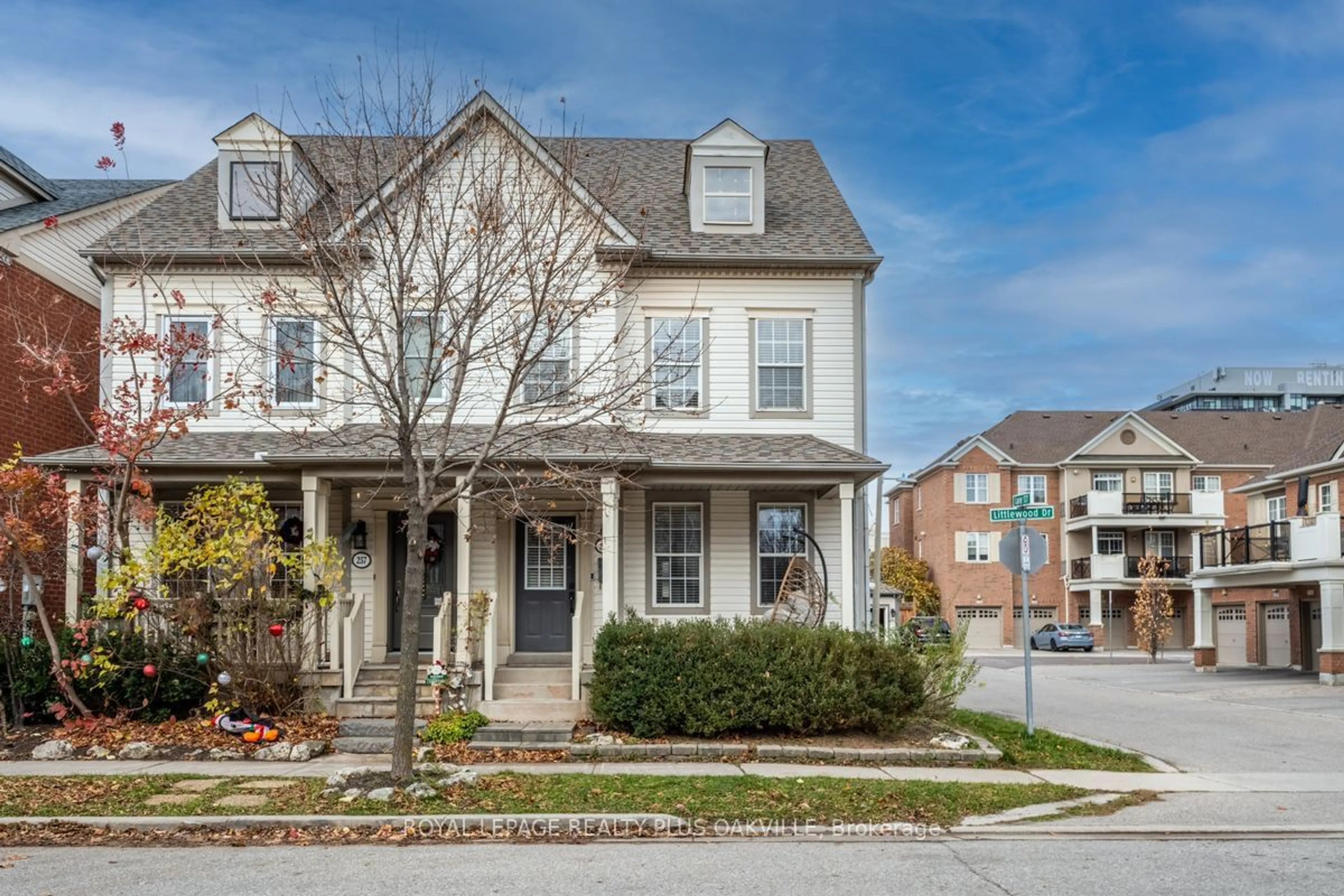 A pic from exterior of the house or condo, the street view for 259 Littlewood Dr, Oakville Ontario L6H 7K1