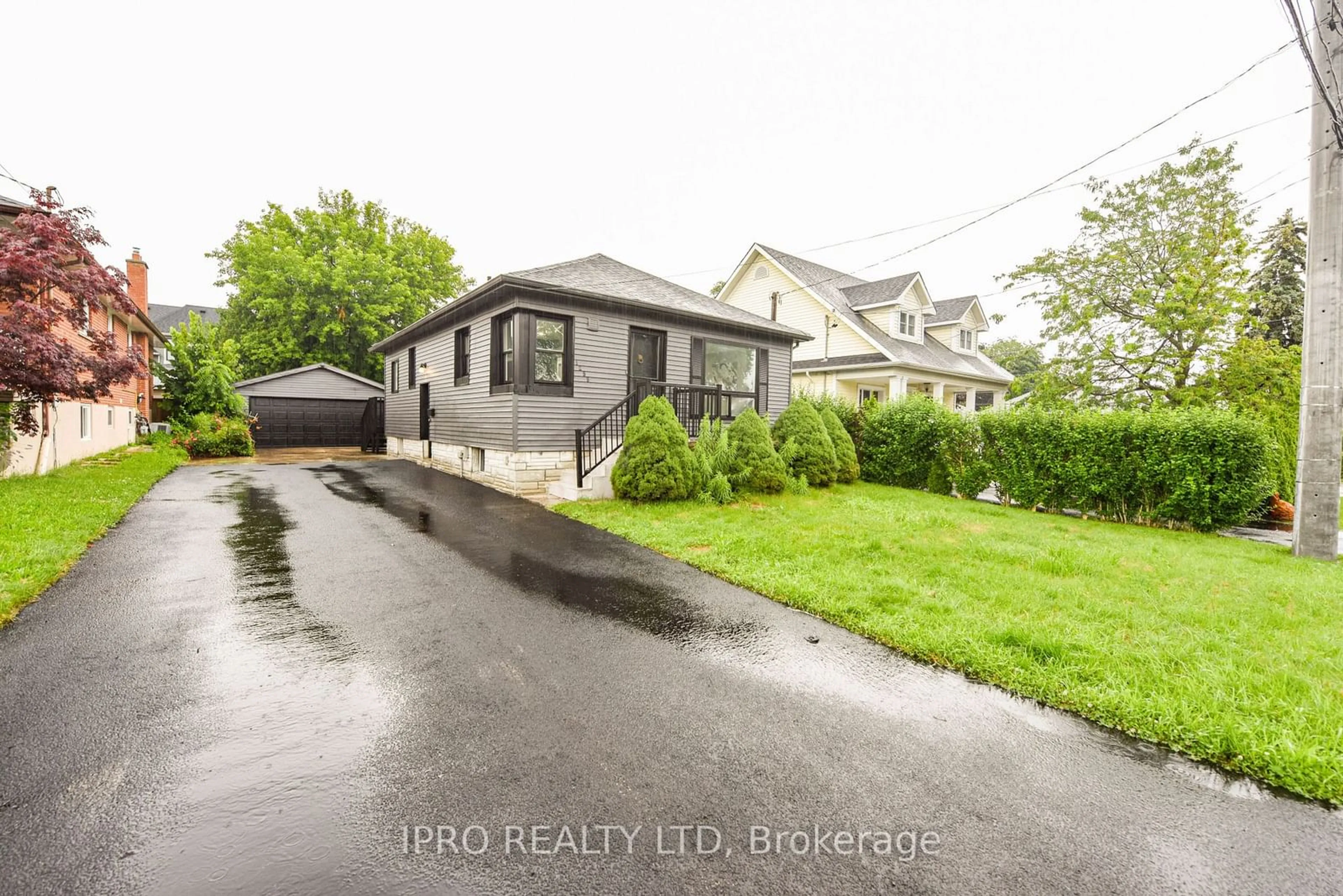 Frontside or backside of a home, the street view for 1259 Ogden Ave, Mississauga Ontario L5E 2H5