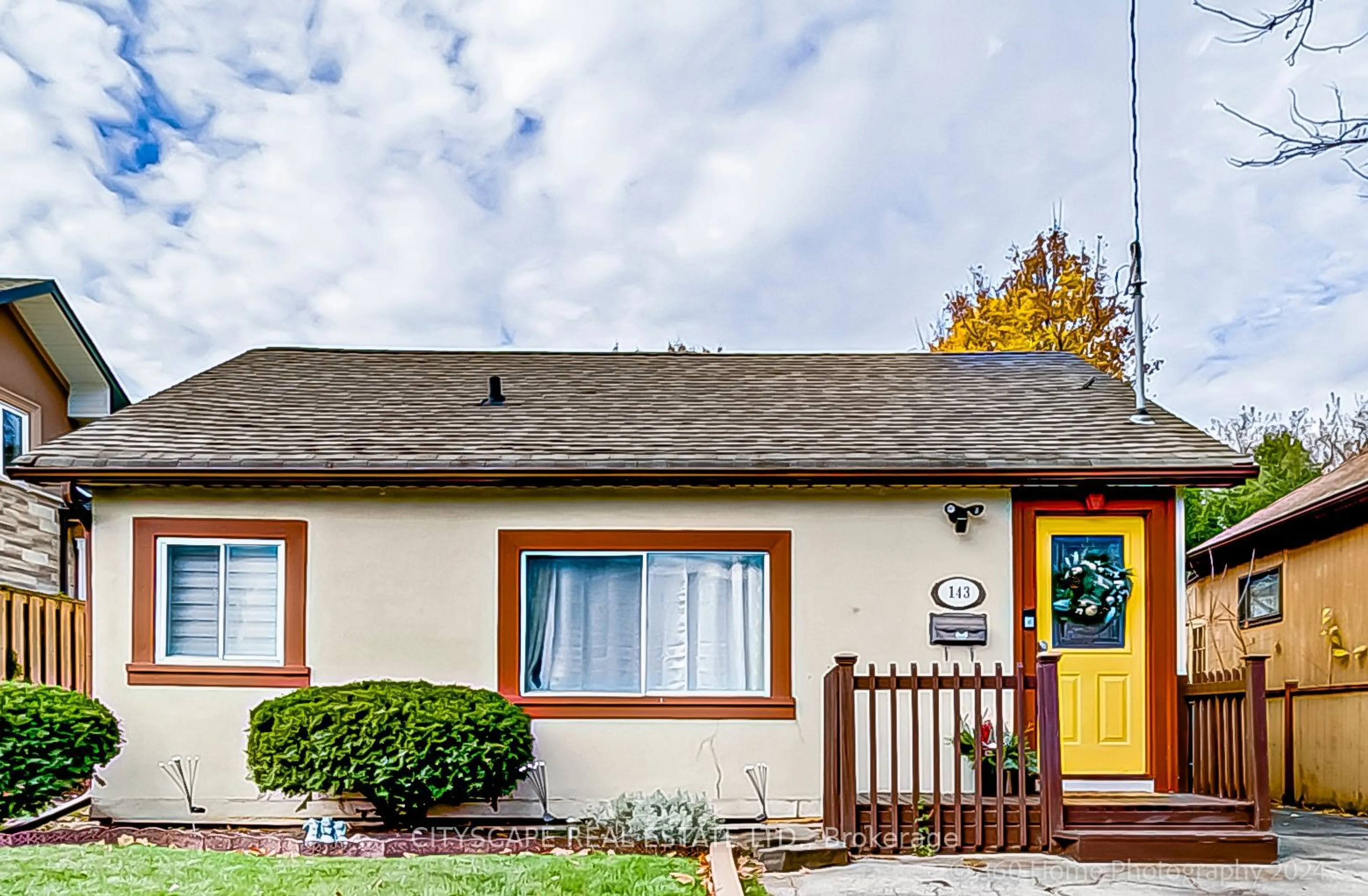 A pic from exterior of the house or condo, cottage for 143 Stewart St, Oakville Ontario L6K 1X8