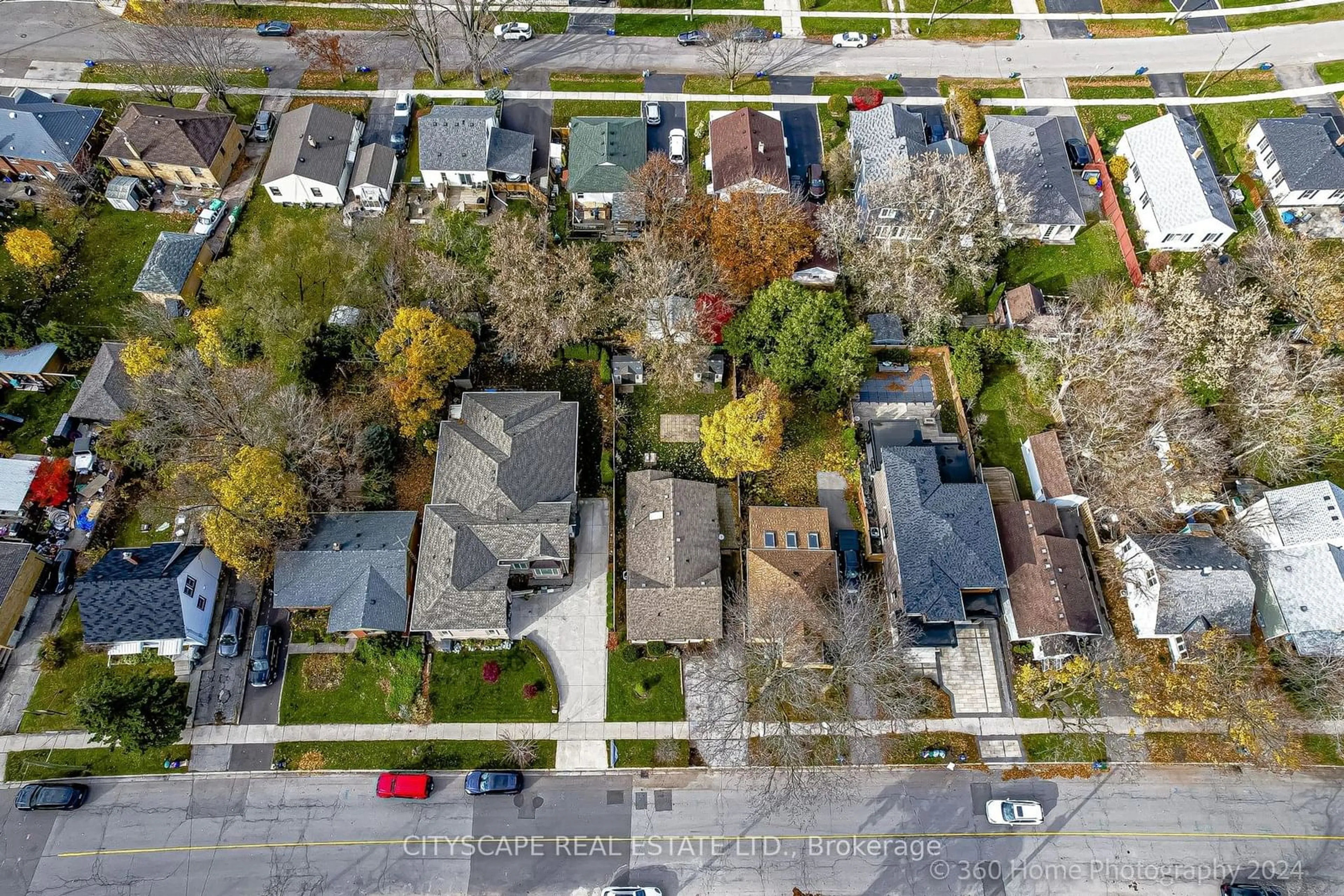 A pic from exterior of the house or condo, the street view for 143 Stewart St, Oakville Ontario L6K 1X8