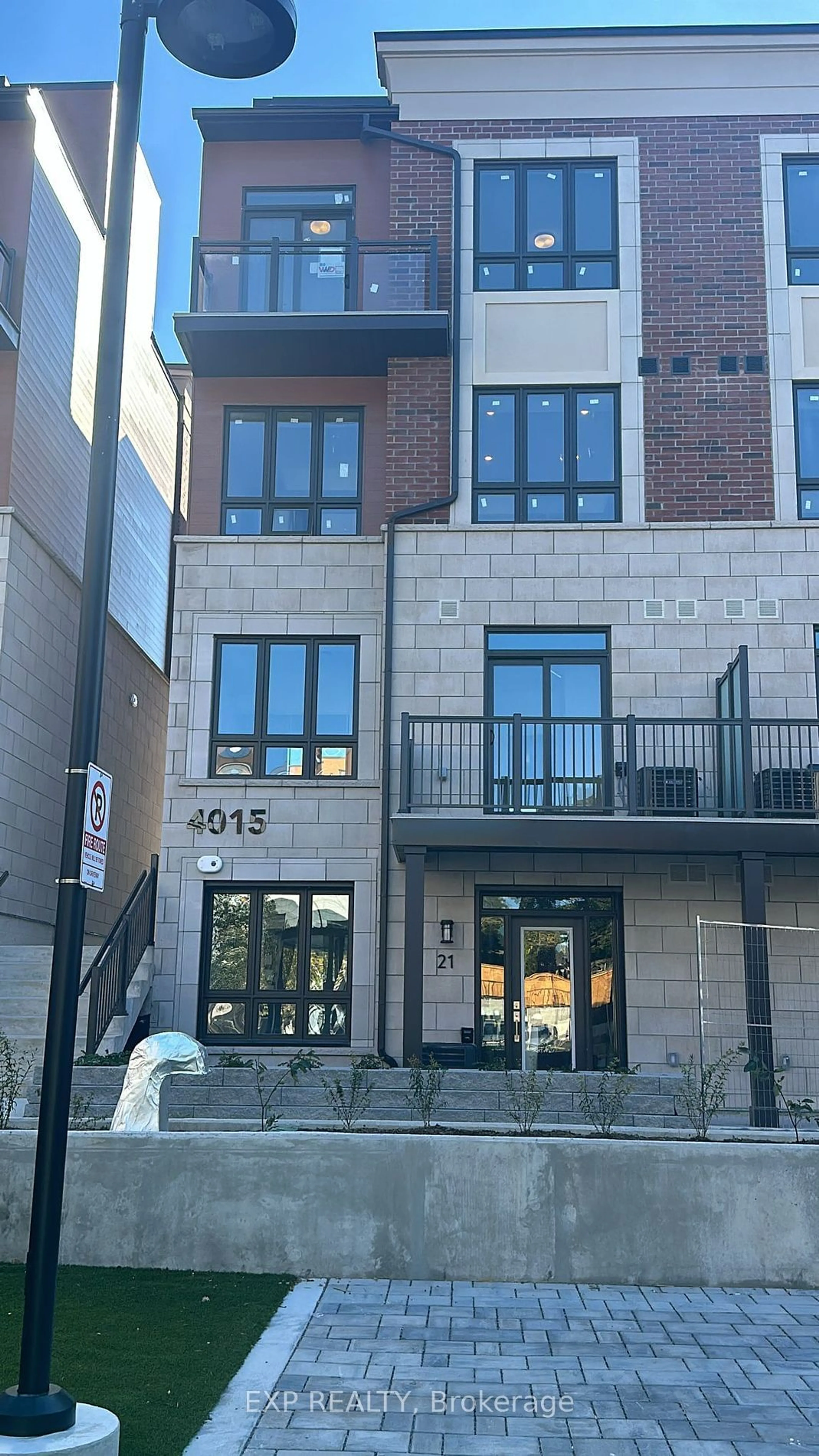 A pic from exterior of the house or condo, the front or back of building for 4015 Hickory Dr #TH21, Mississauga Ontario L4W 1L1