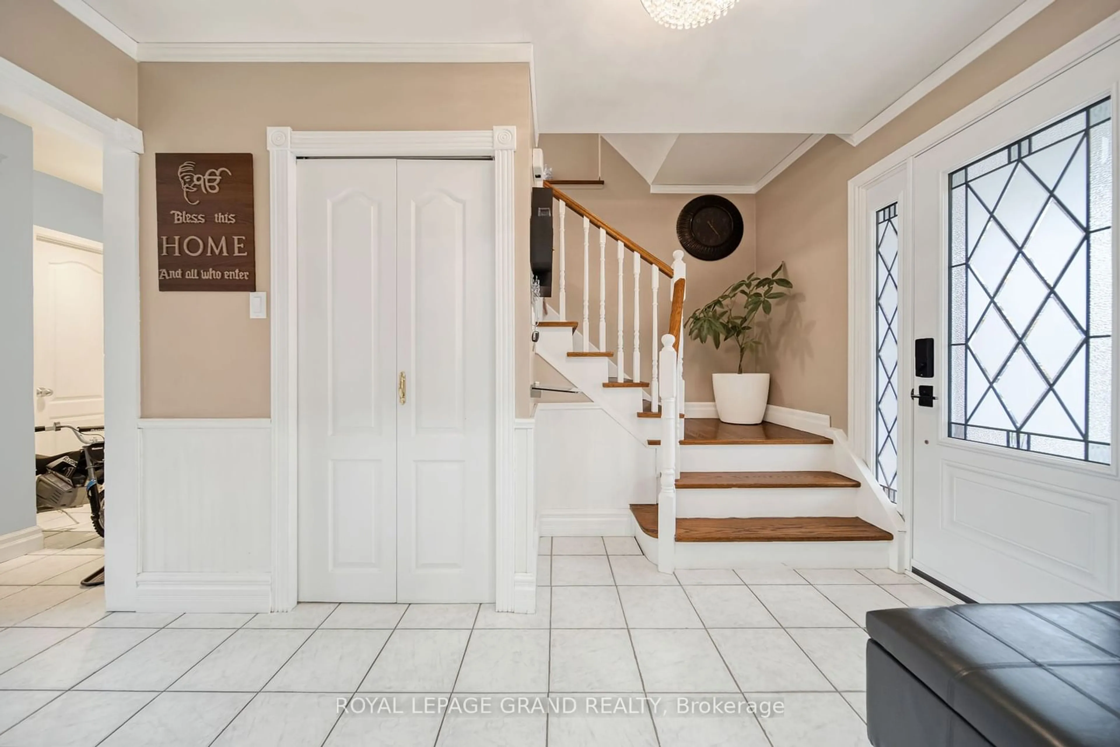 Indoor foyer, wood floors for 59 Roberts Cres, Brampton Ontario L6W 1G9