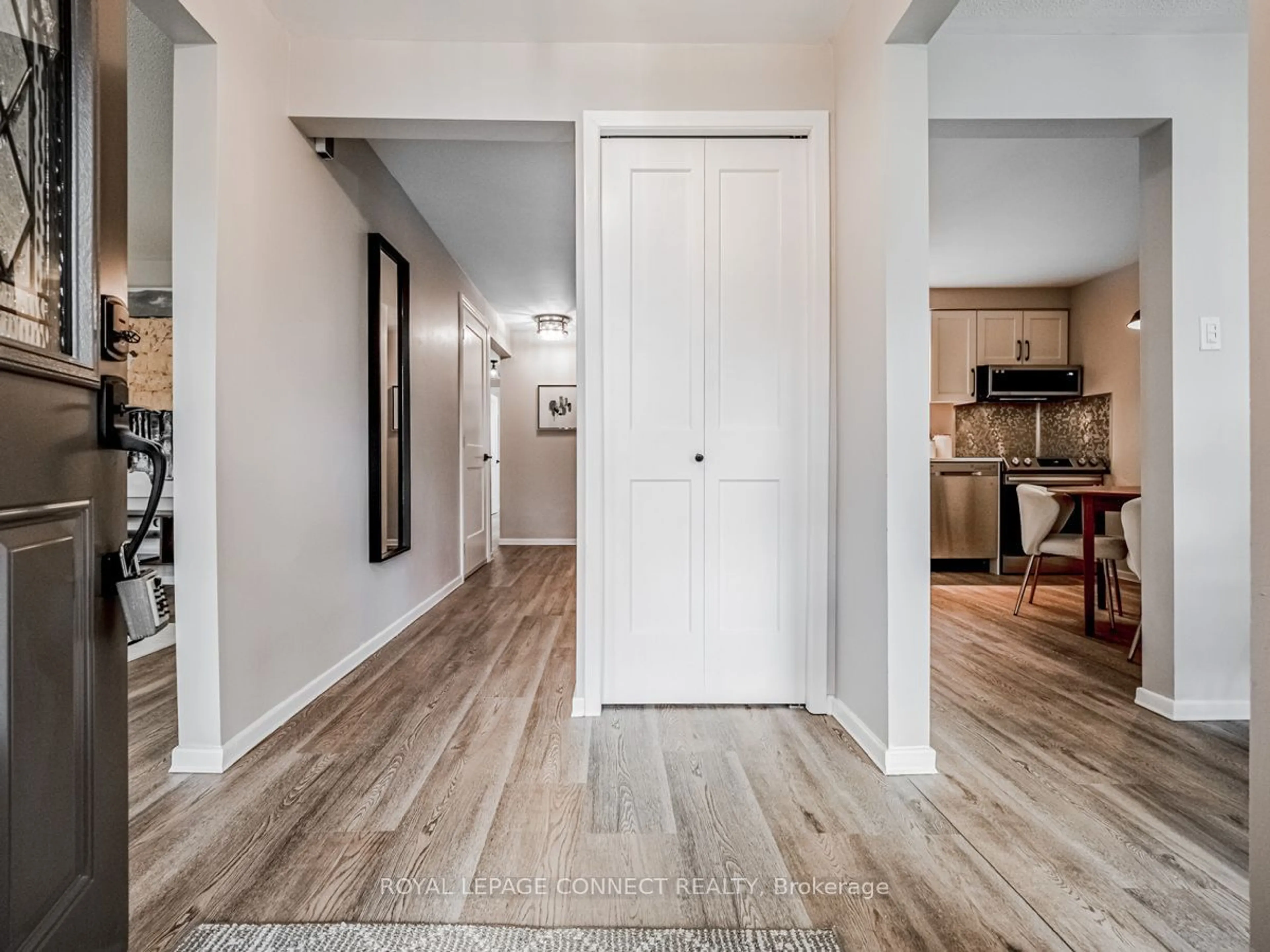 Indoor entryway, wood floors for 463 Woodward Ave, Milton Ontario L9T 3B7