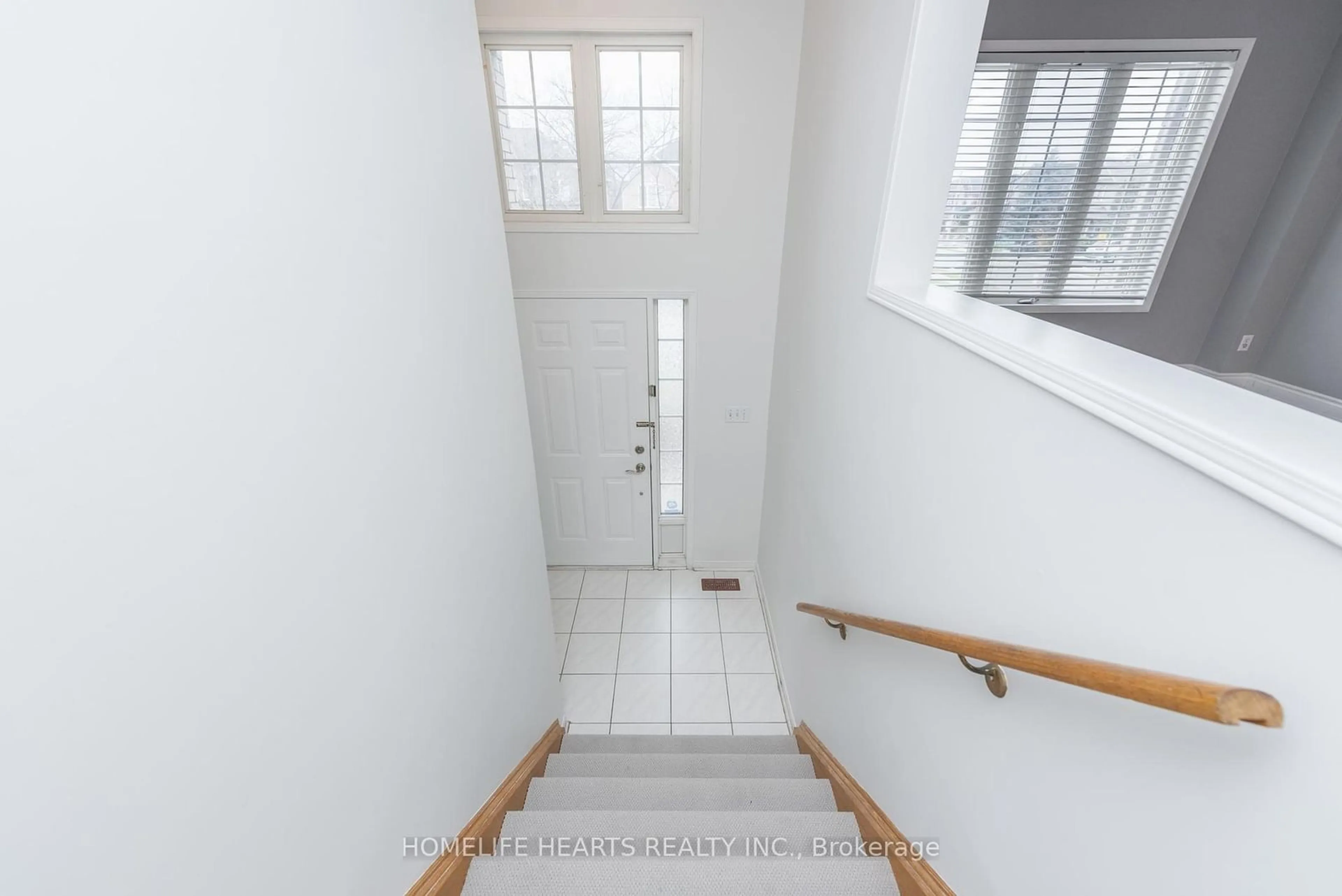 Indoor entryway, unknown floor for 33 Cedarvalley Blvd, Brampton Ontario L7A 2C2