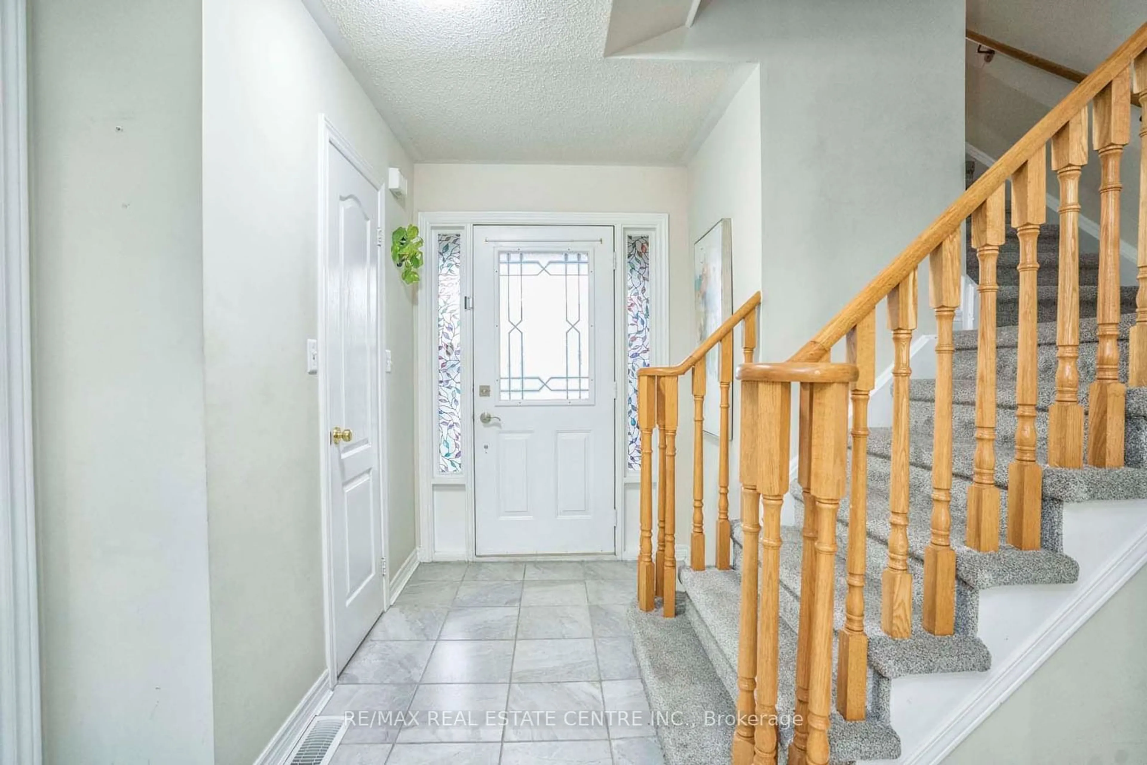 Indoor foyer, wood floors for 67 Quarry Edge Dr, Brampton Ontario L6V 4L5