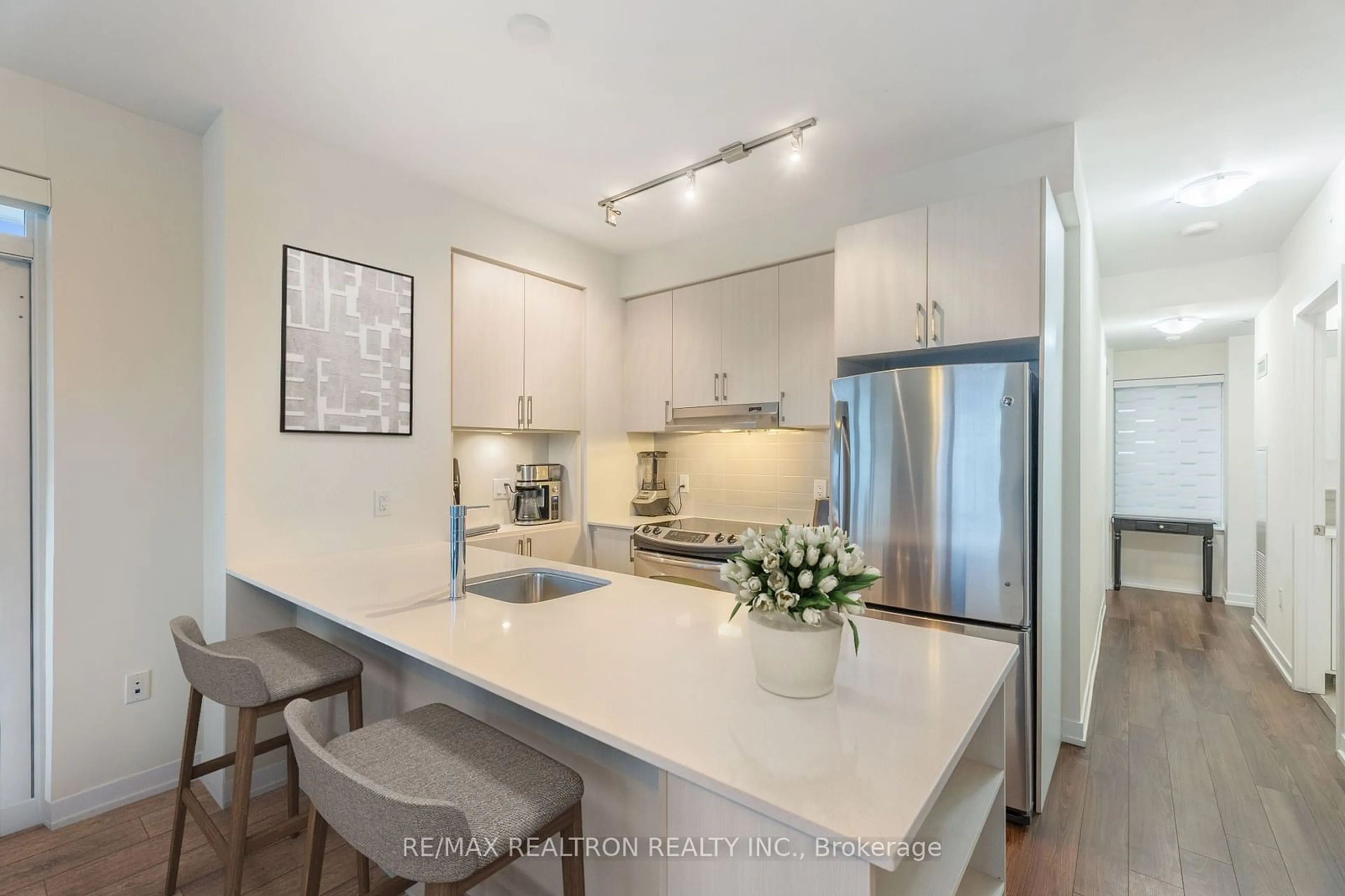 Open concept kitchen for 2560 Eglinton Ave #2004, Mississauga Ontario L5M 0Y3