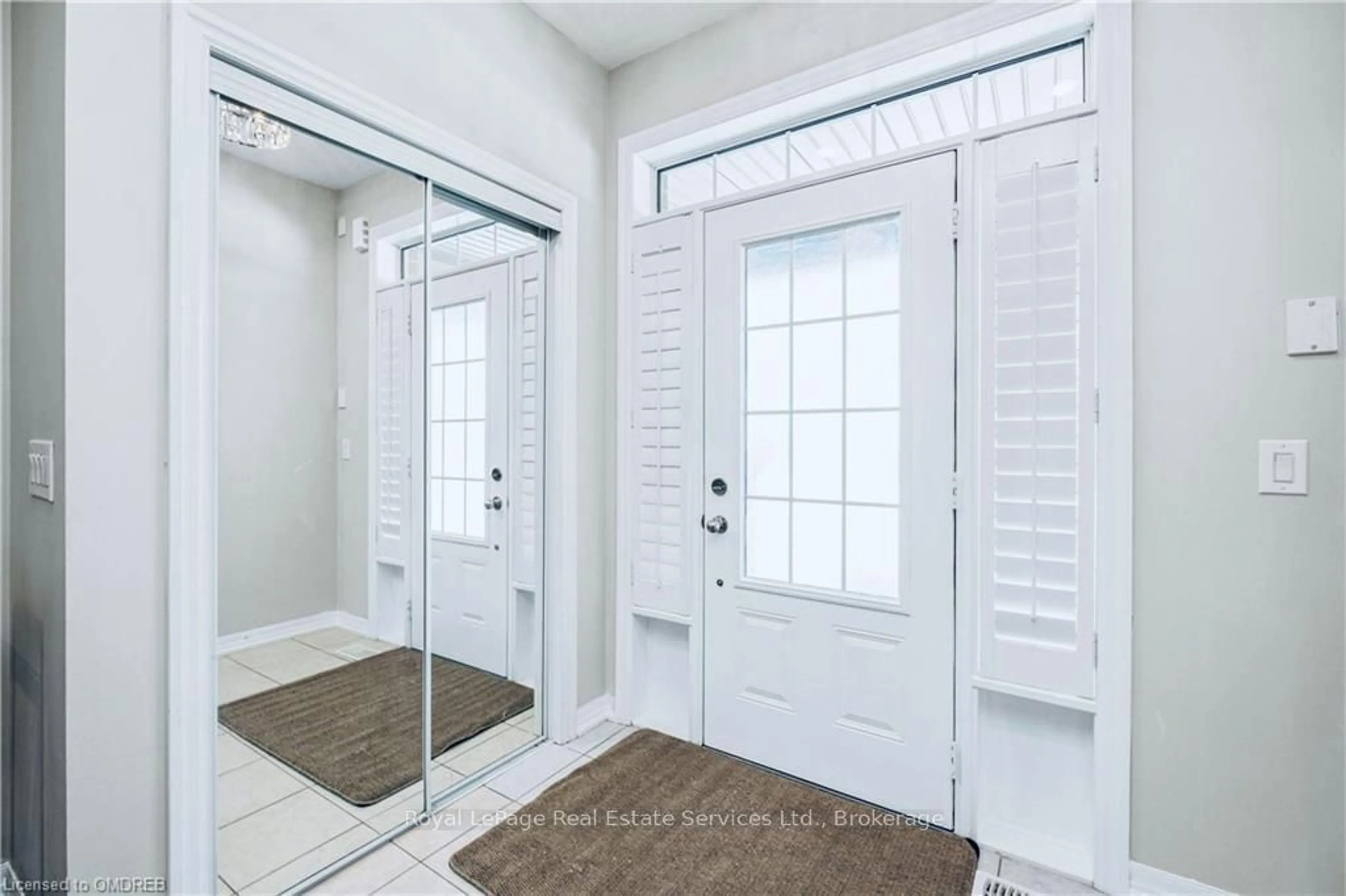 Indoor entryway for 106 HANSON Cres, Milton Ontario L9T 8L5