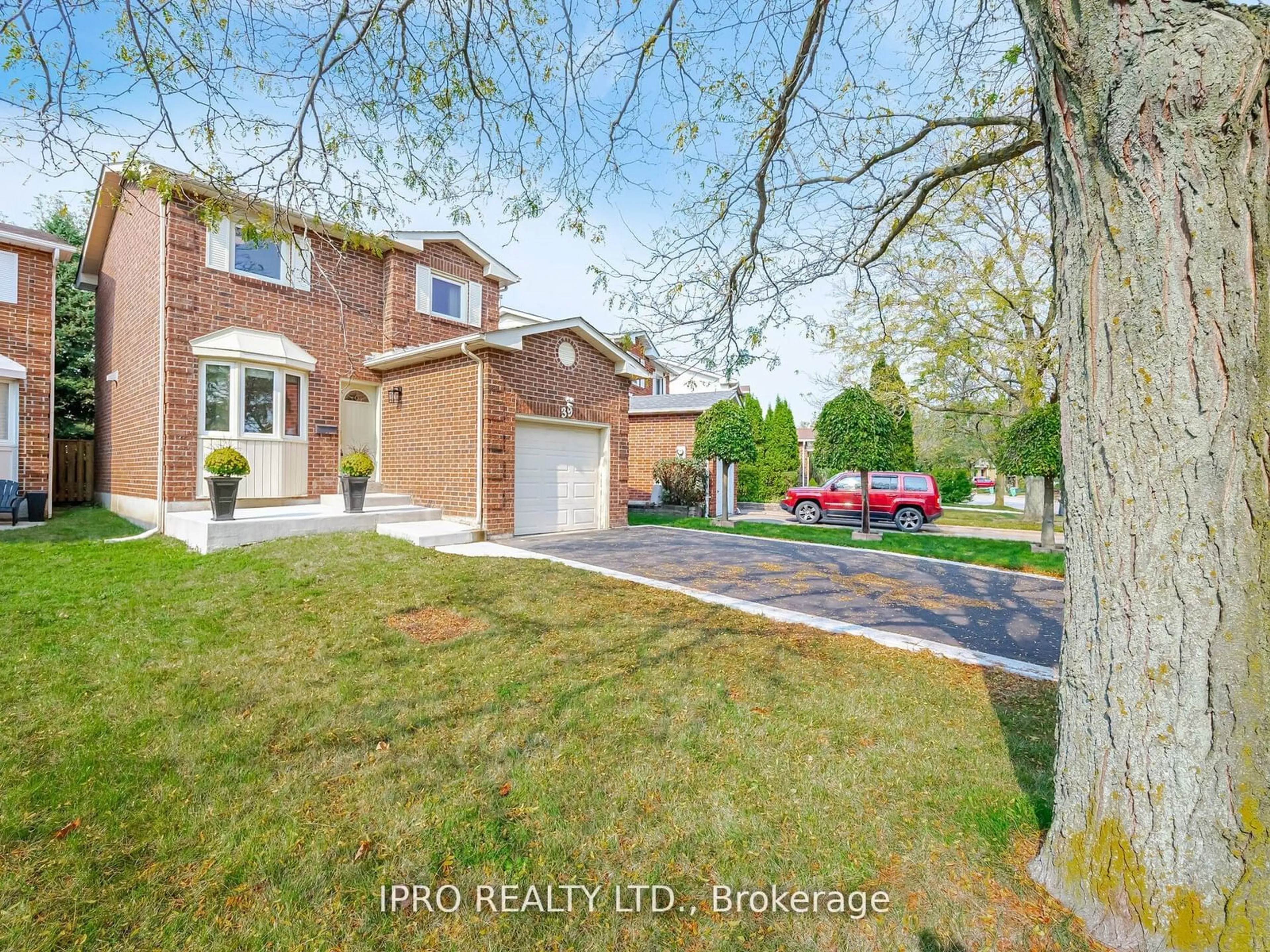 Home with brick exterior material for 39 Lakecrest Tr, Brampton Ontario L6Z 1S3