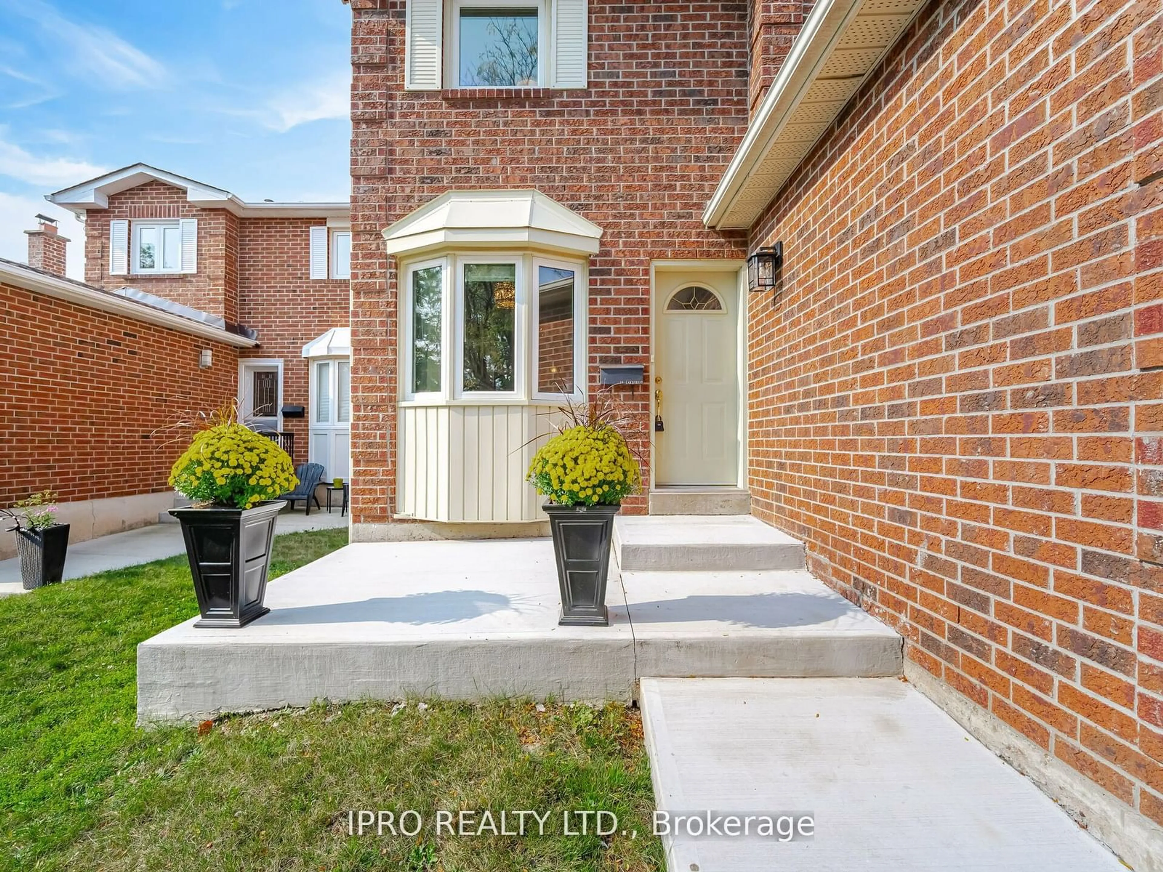 Home with brick exterior material for 39 Lakecrest Tr, Brampton Ontario L6Z 1S3