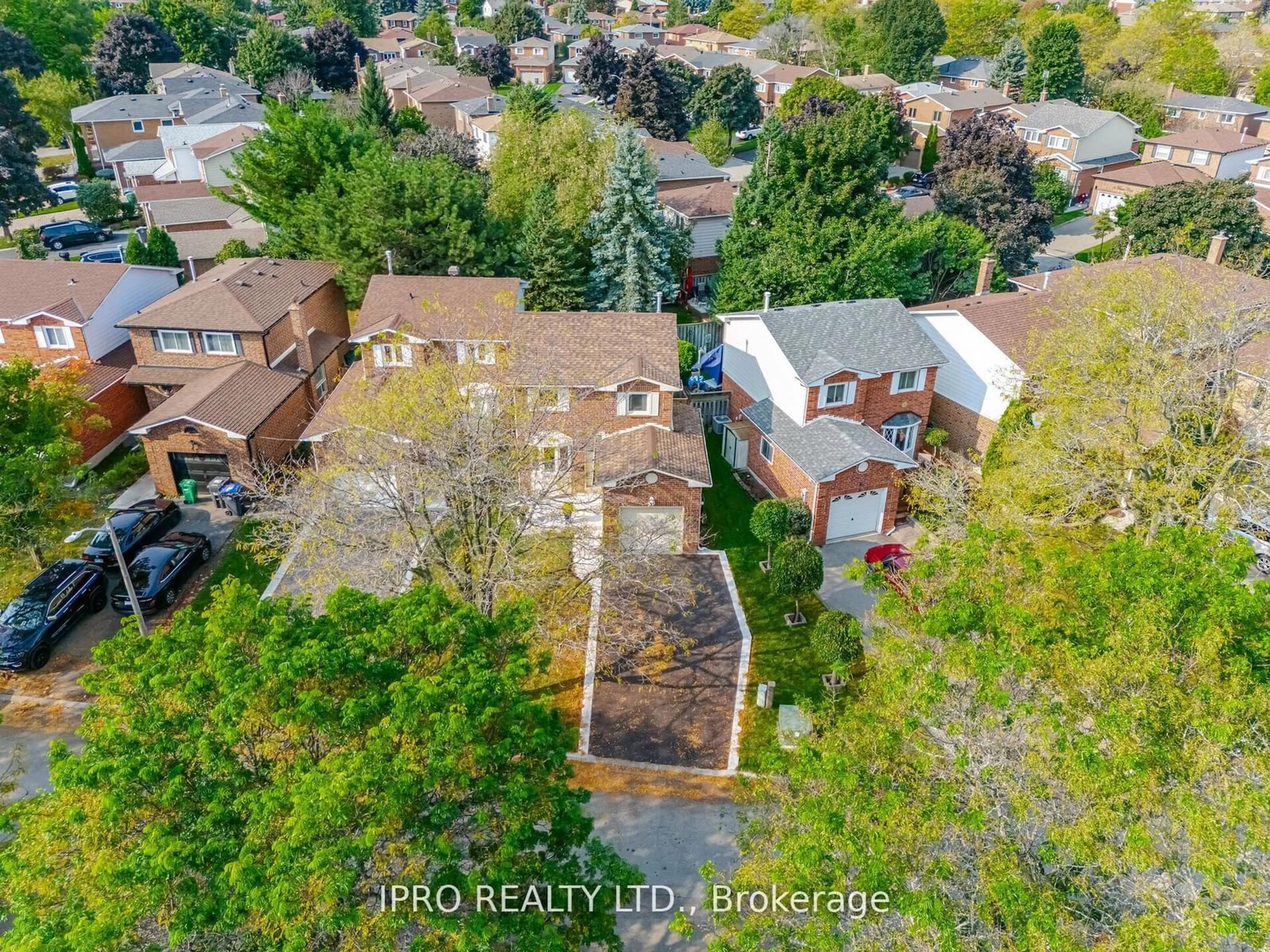 Frontside or backside of a home, the street view for 39 Lakecrest Tr, Brampton Ontario L6Z 1S3