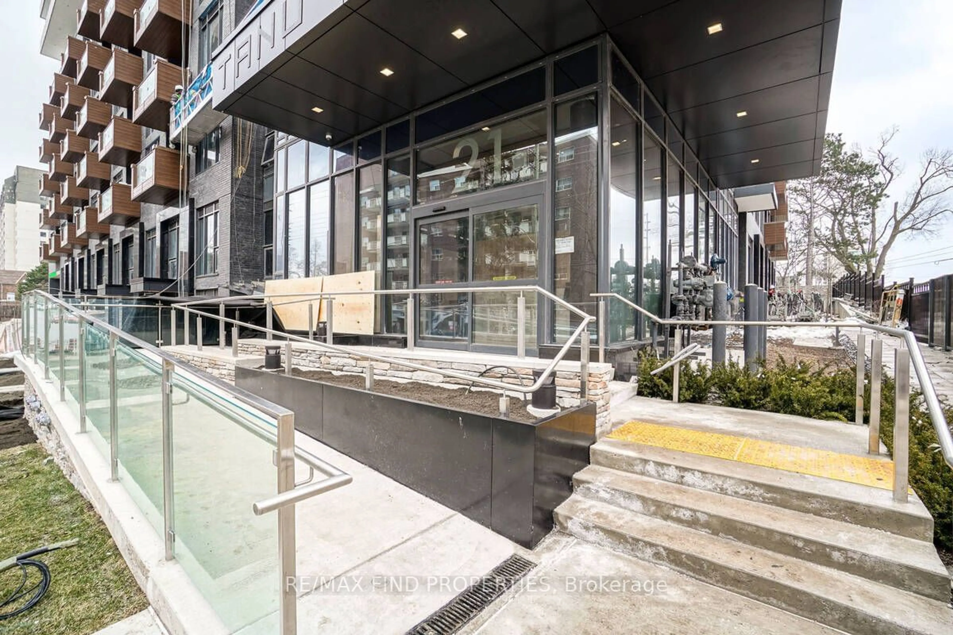 Indoor foyer, cement floor for 21 Park St #Th 06, Mississauga Ontario L5G 0C2