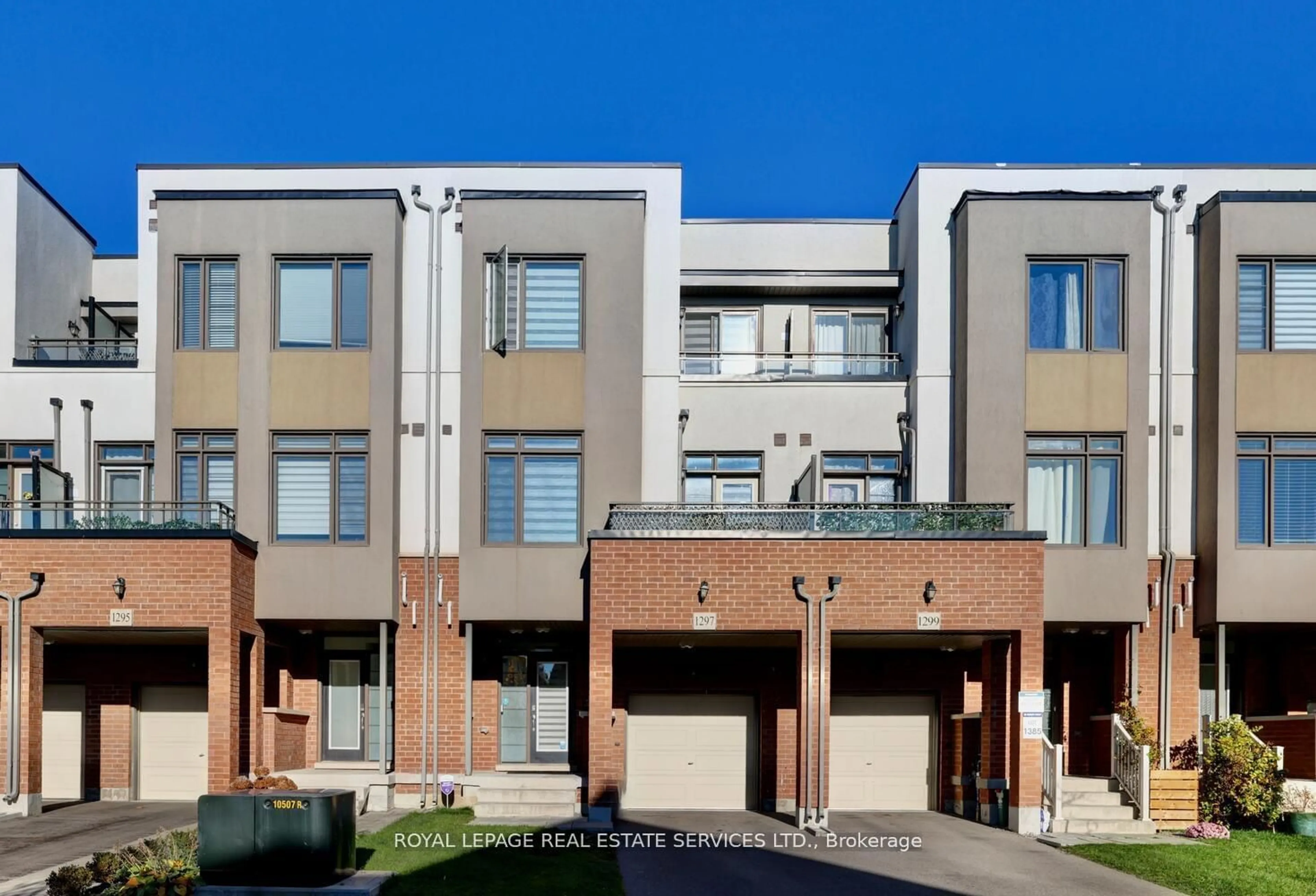 A pic from exterior of the house or condo, the front or back of building for 1297 Clarriage Crt, Milton Ontario L9E 1J4