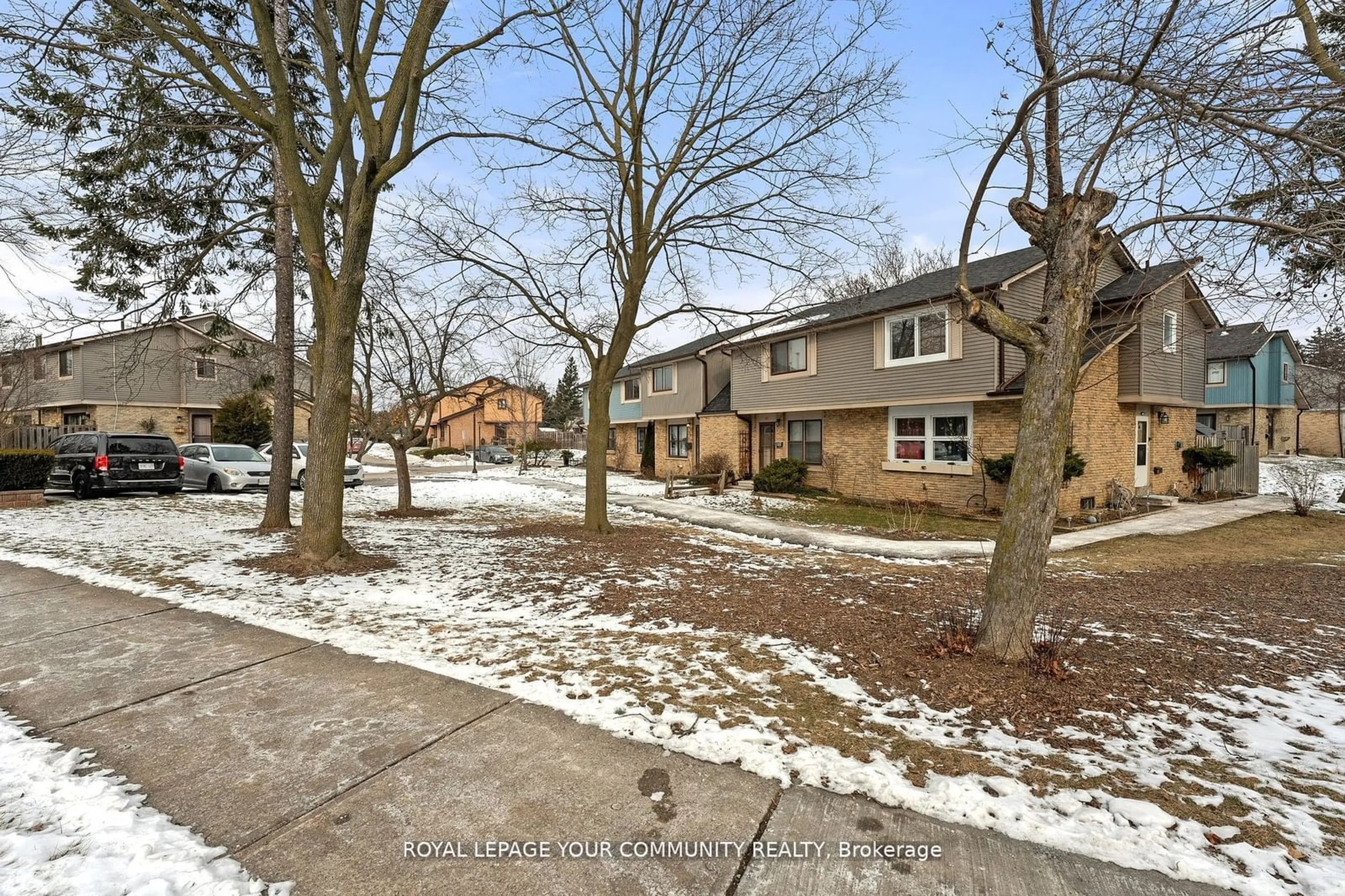 A pic from exterior of the house or condo, the street view for 6433 Charing Dr #40, Mississauga Ontario L5N 1L5