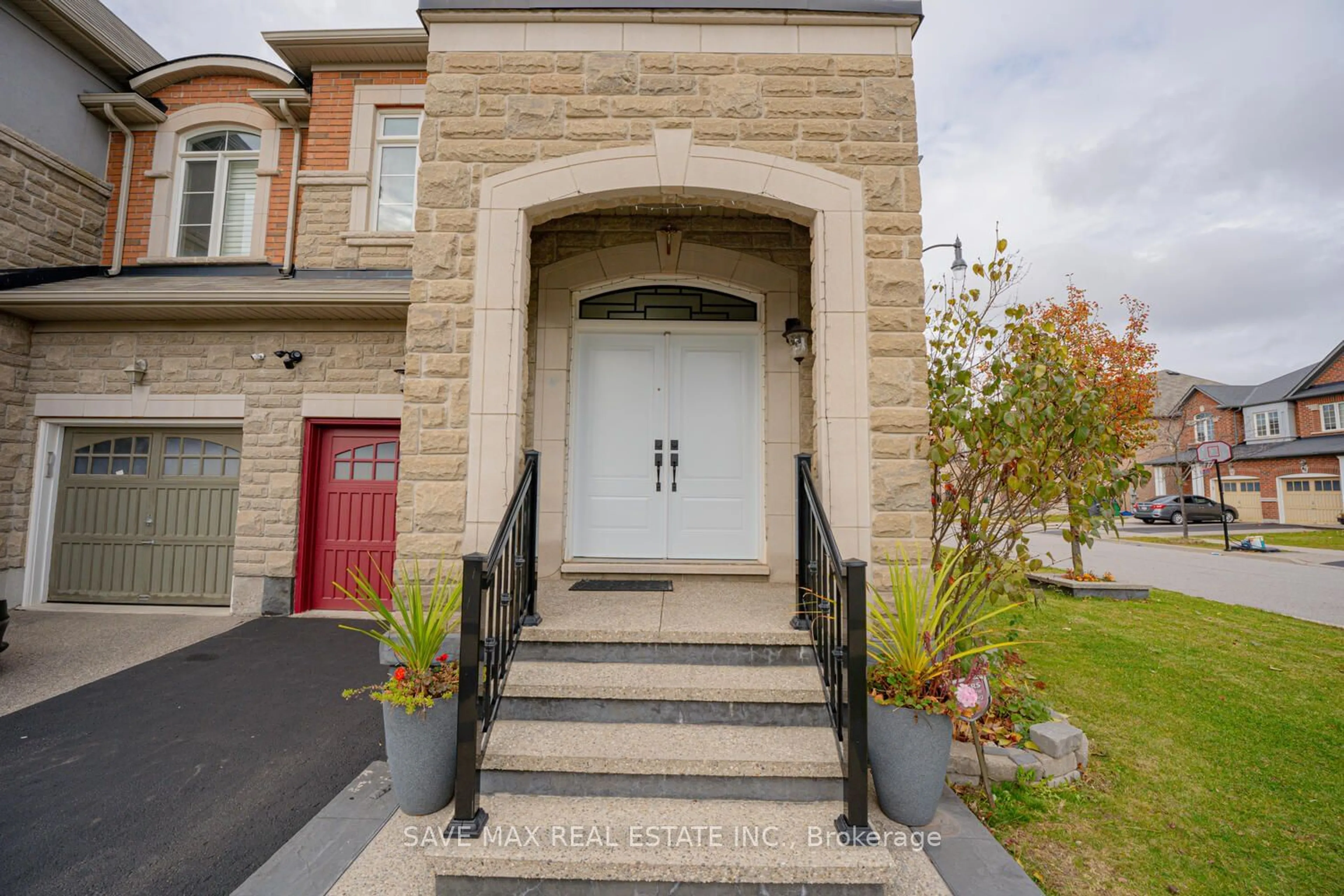 Indoor entryway, carpet floors for 26 Interlude Dr, Brampton Ontario L6X 3B1