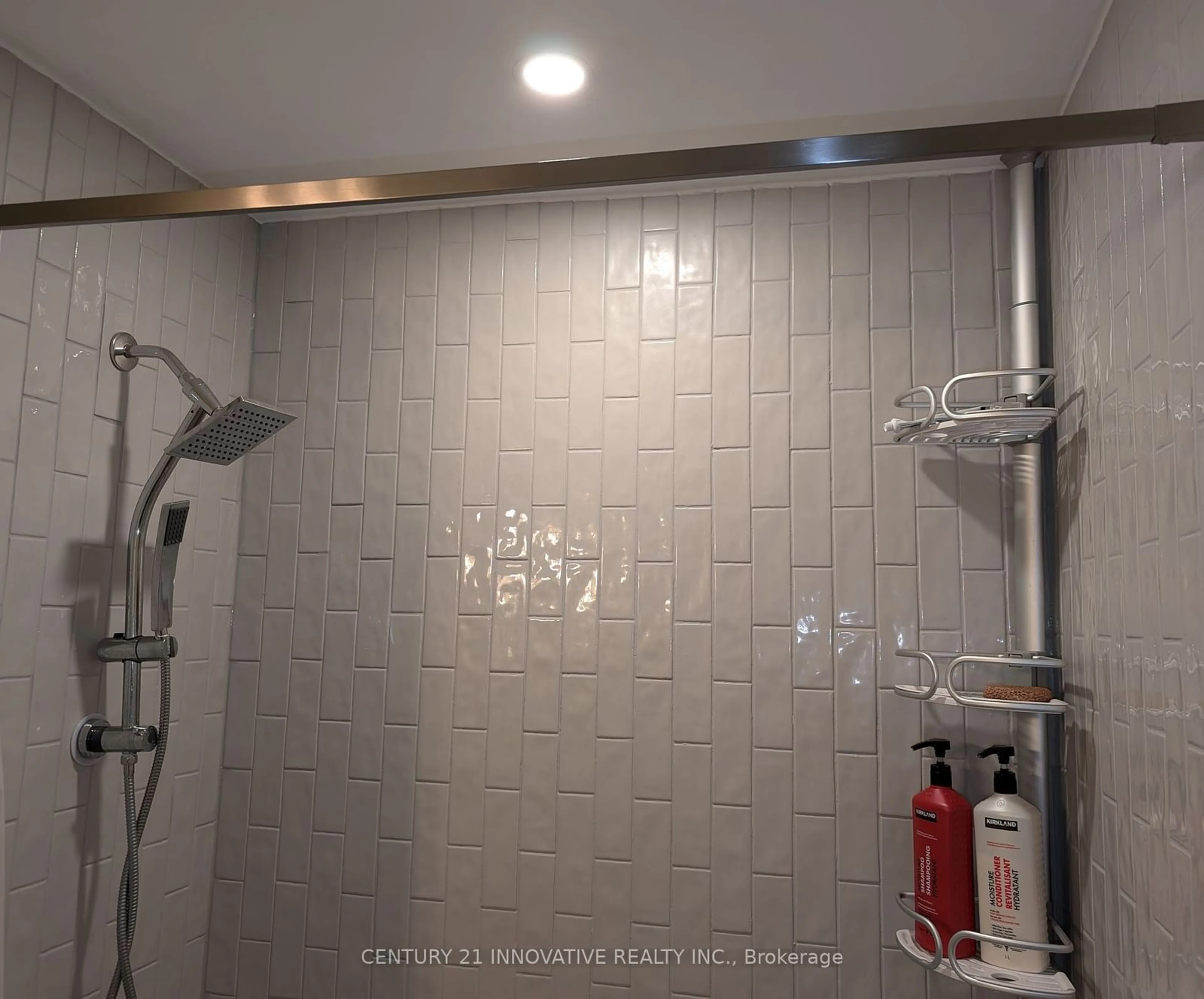 Bathroom, ceramic floors for 7326 Redfox Rd, Mississauga Ontario L4T 2L8