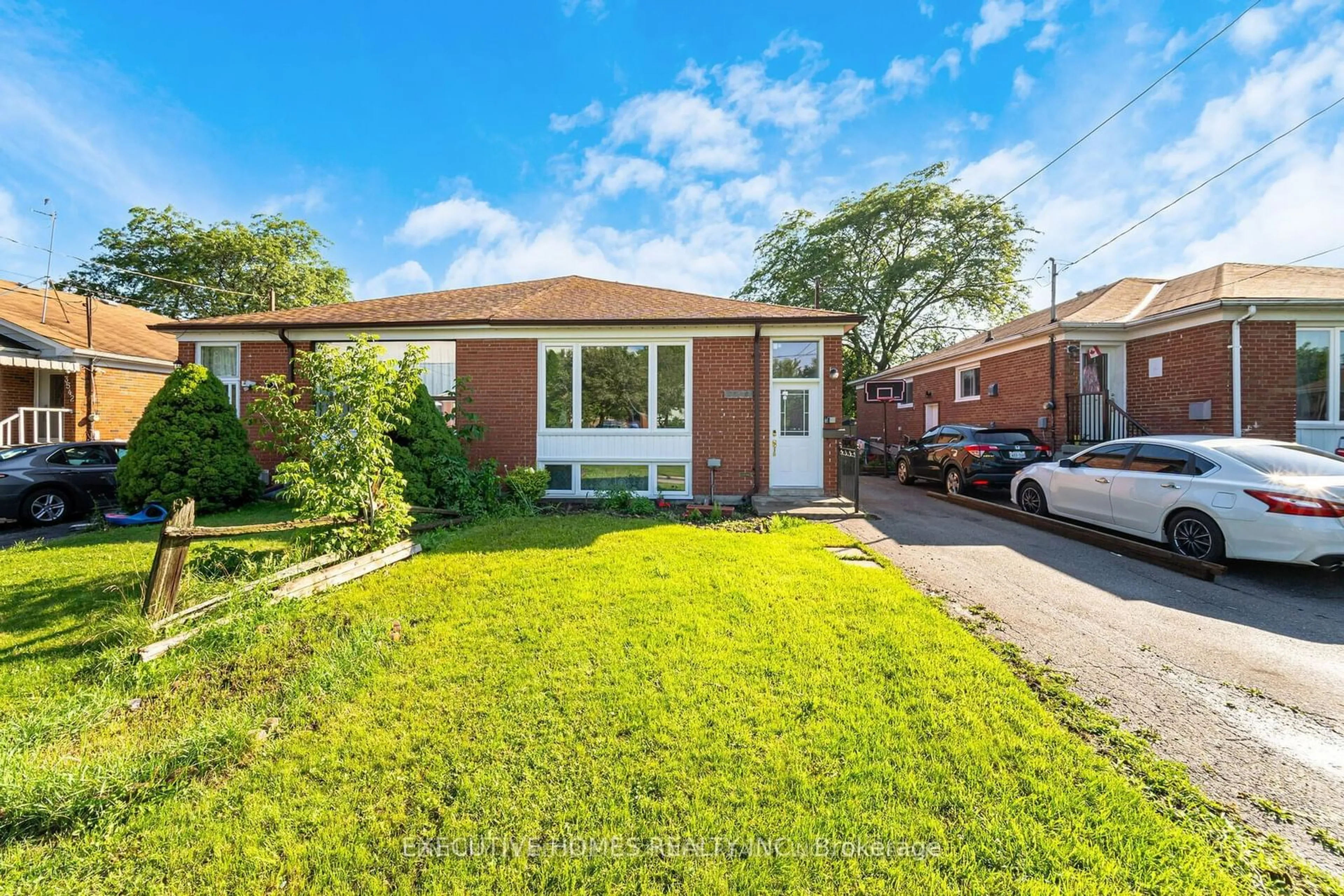 A pic from exterior of the house or condo, the fenced backyard for 3548 Ashcroft Cres, Mississauga Ontario L5C 2E7