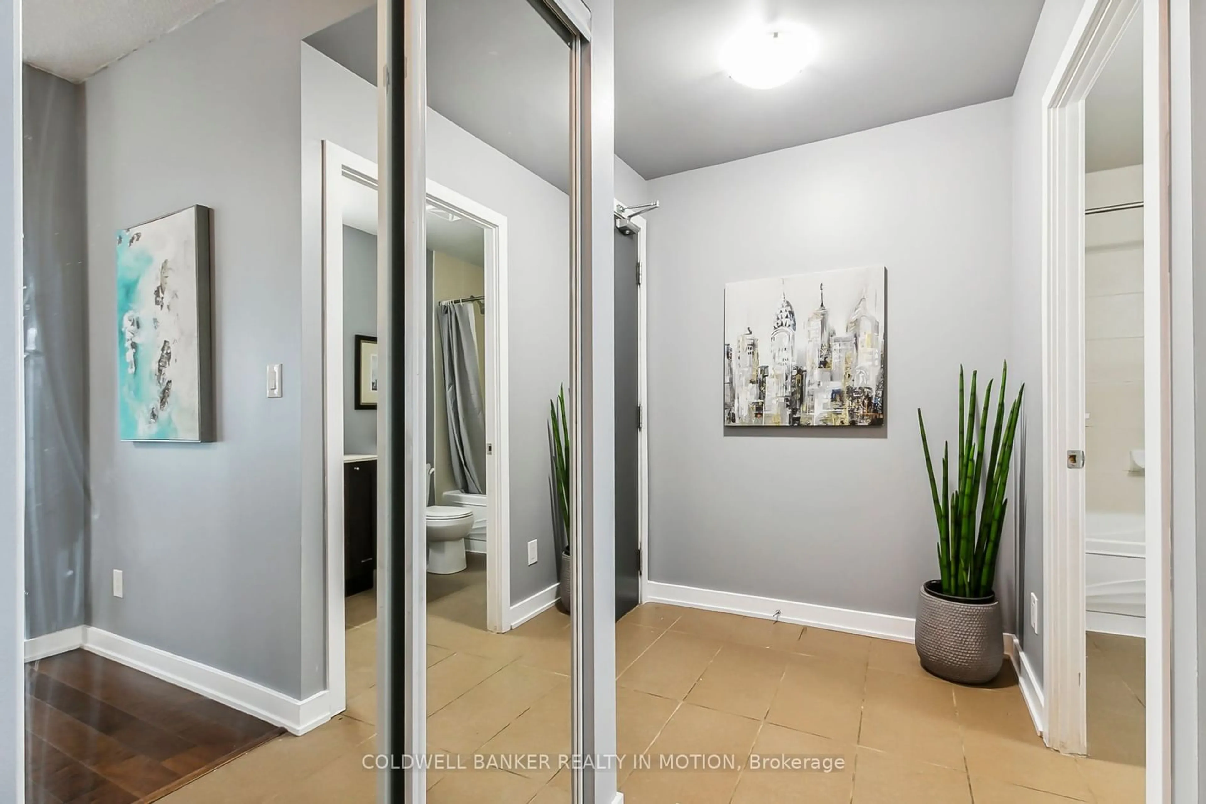 Indoor entryway, wood floors for 4070 Confederation Pkwy #3010, Mississauga Ontario L5B 0E9