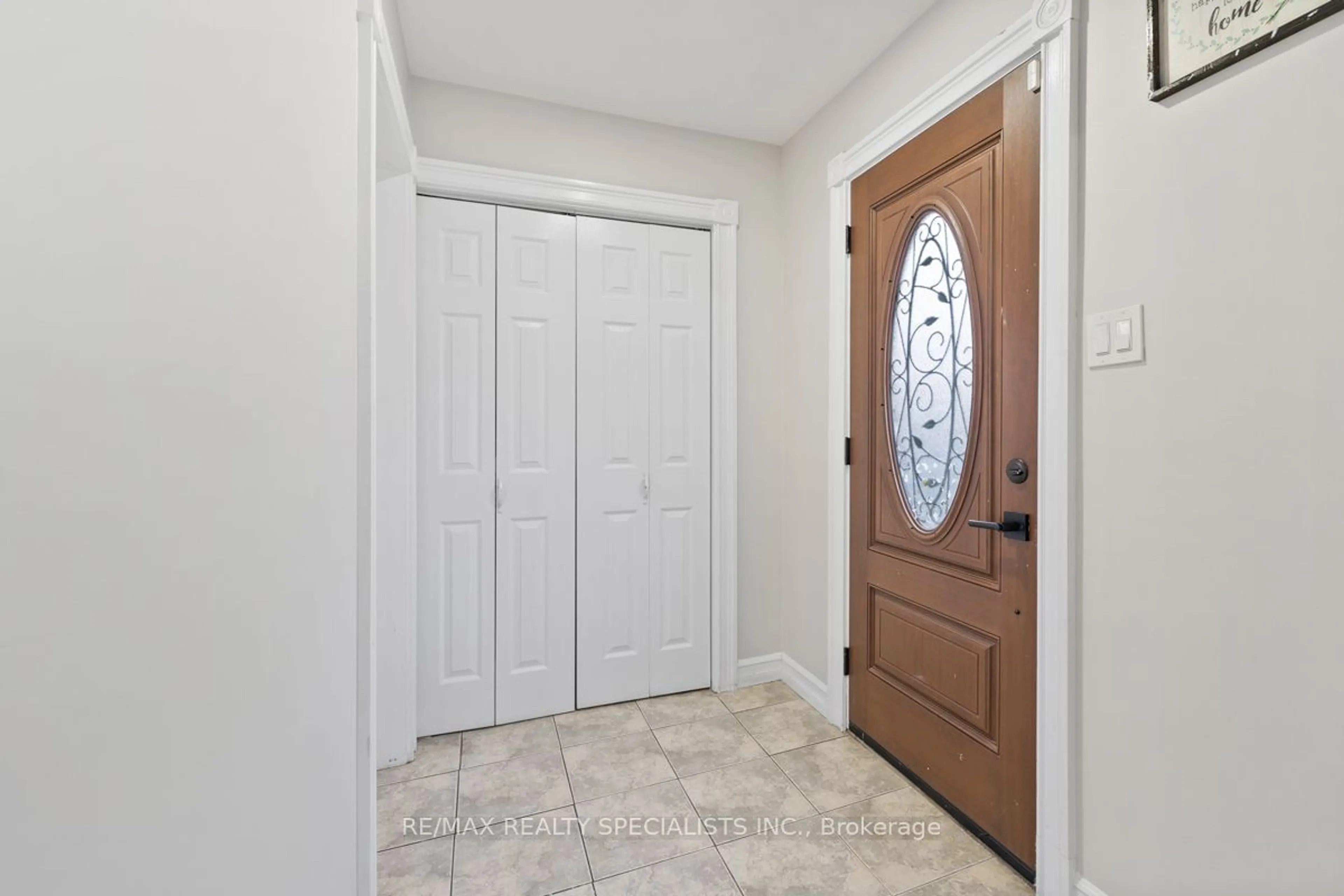 Indoor entryway, wood floors for 14 Fontaine Crt, Brampton Ontario L6T 3J2