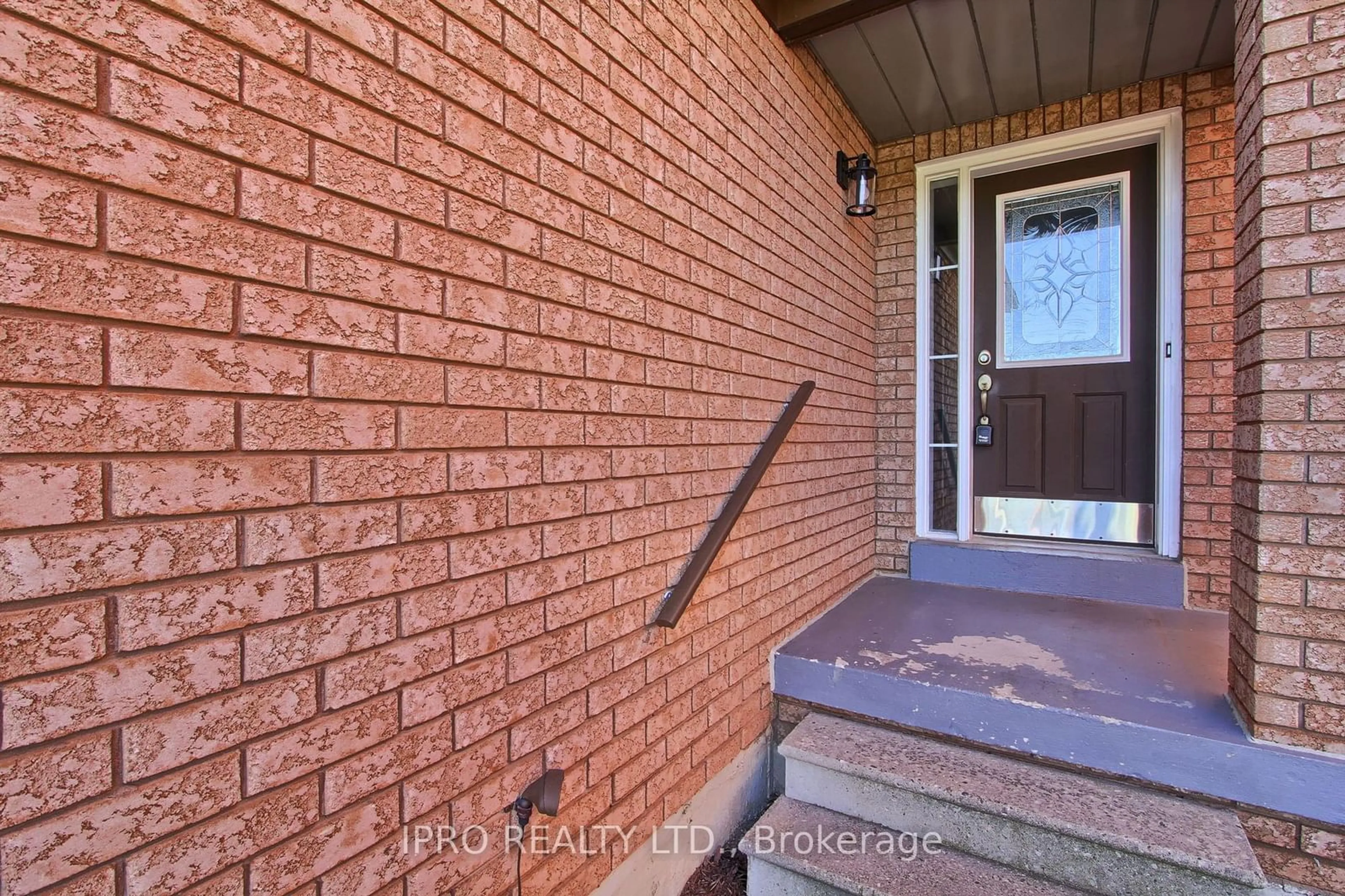 Home with brick exterior material for 5874 Chorley Pl, Mississauga Ontario L5M 5L7